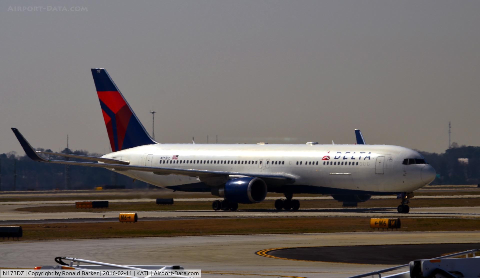 N173DZ, 1998 Boeing 767-332ER C/N 29692, Taxi Atlanta