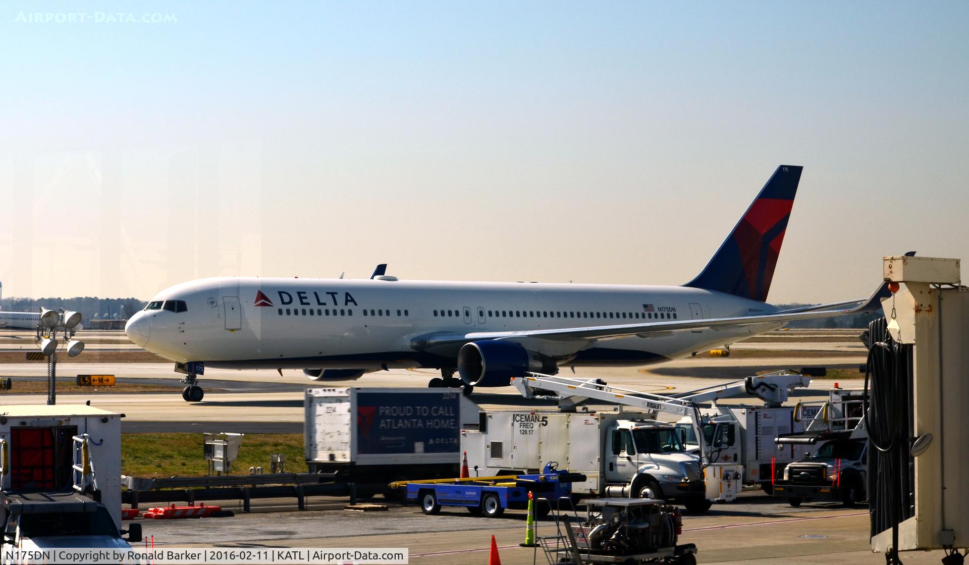 N175DN, 1990 Boeing 767-332 C/N 24803, Taxi Atlanta