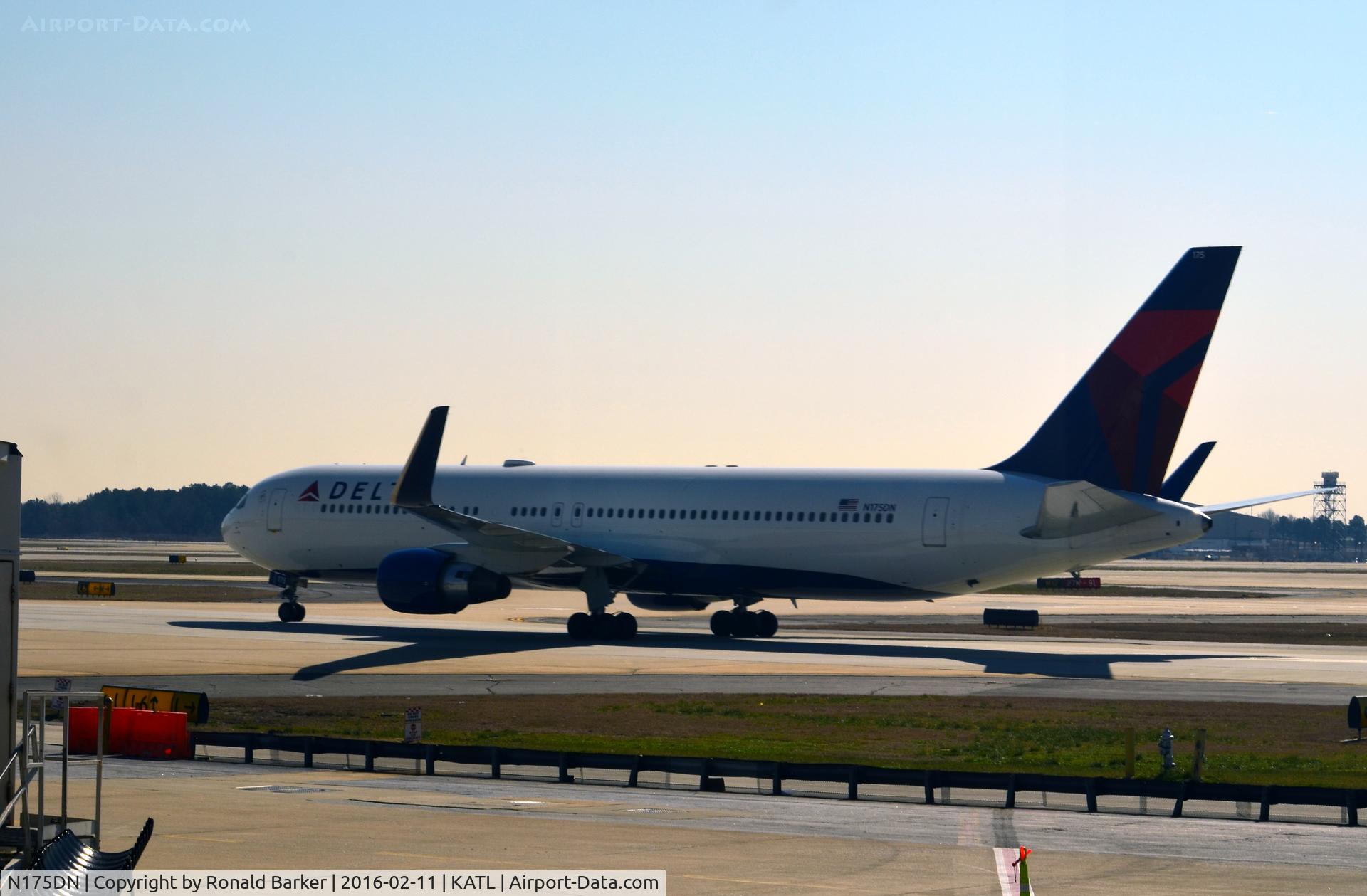 N175DN, 1990 Boeing 767-332 C/N 24803, Taxi Atlanta