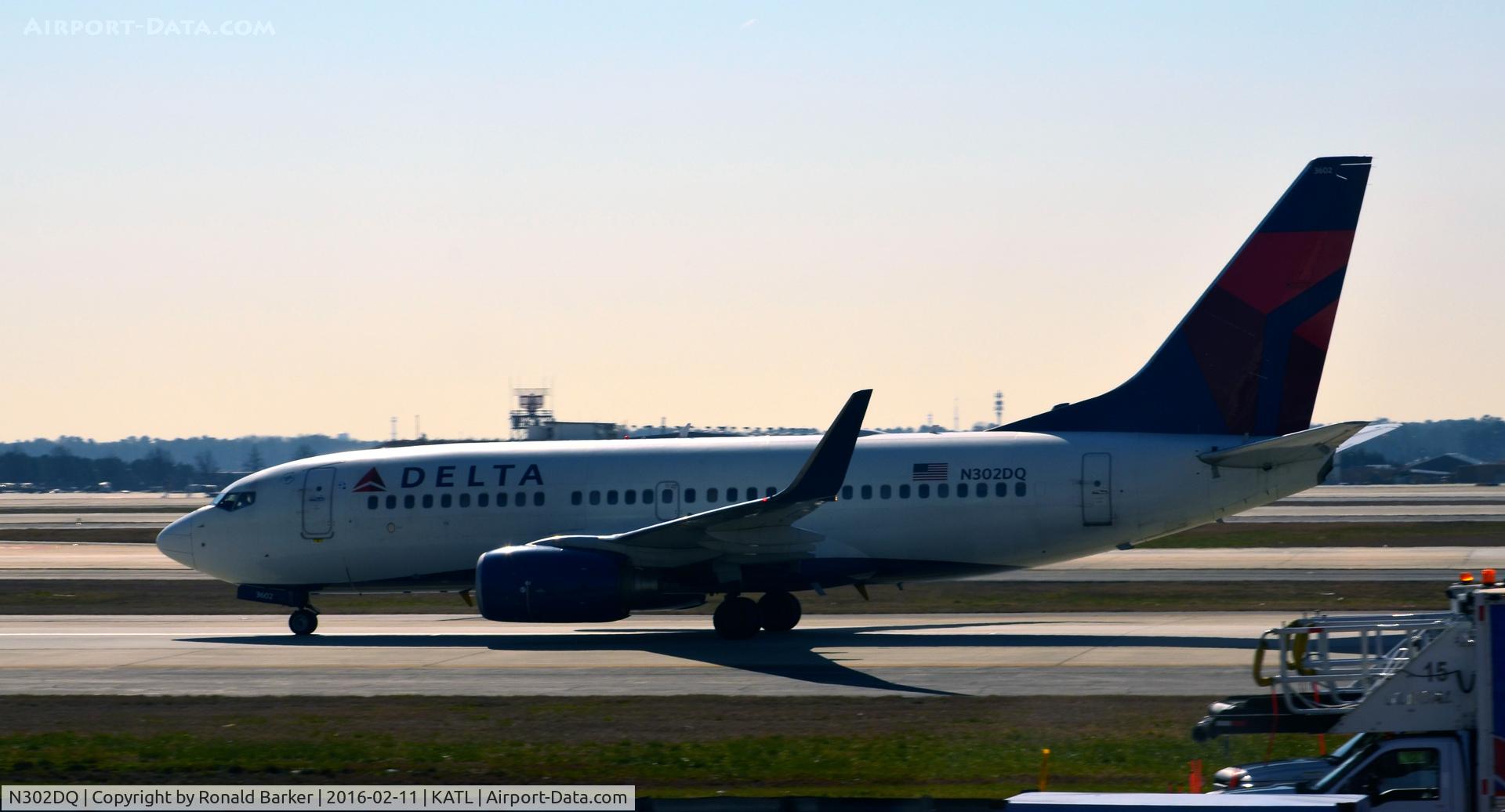 N302DQ, 2008 Boeing 737-732 C/N 29648, Taxi Atlanta