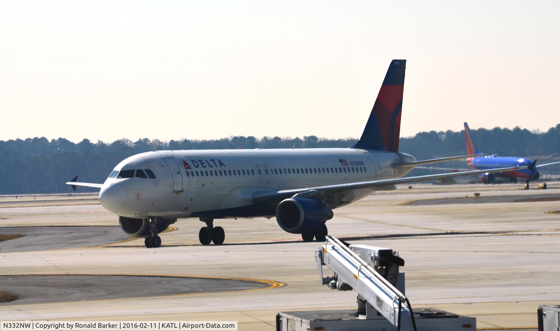 N332NW, 1992 Airbus A320-211 C/N 319, Taxi Atlanta