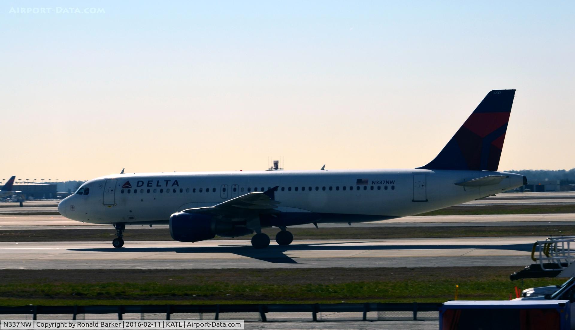N337NW, 1992 Airbus A320-212 C/N 358, Taxi Atlanta