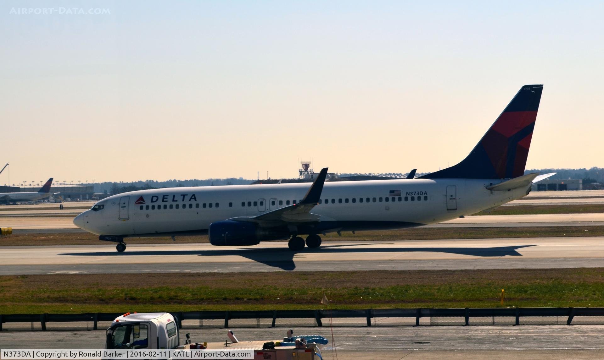 N373DA, 1998 Boeing 737-832 C/N 29621, Taxi Atlanta