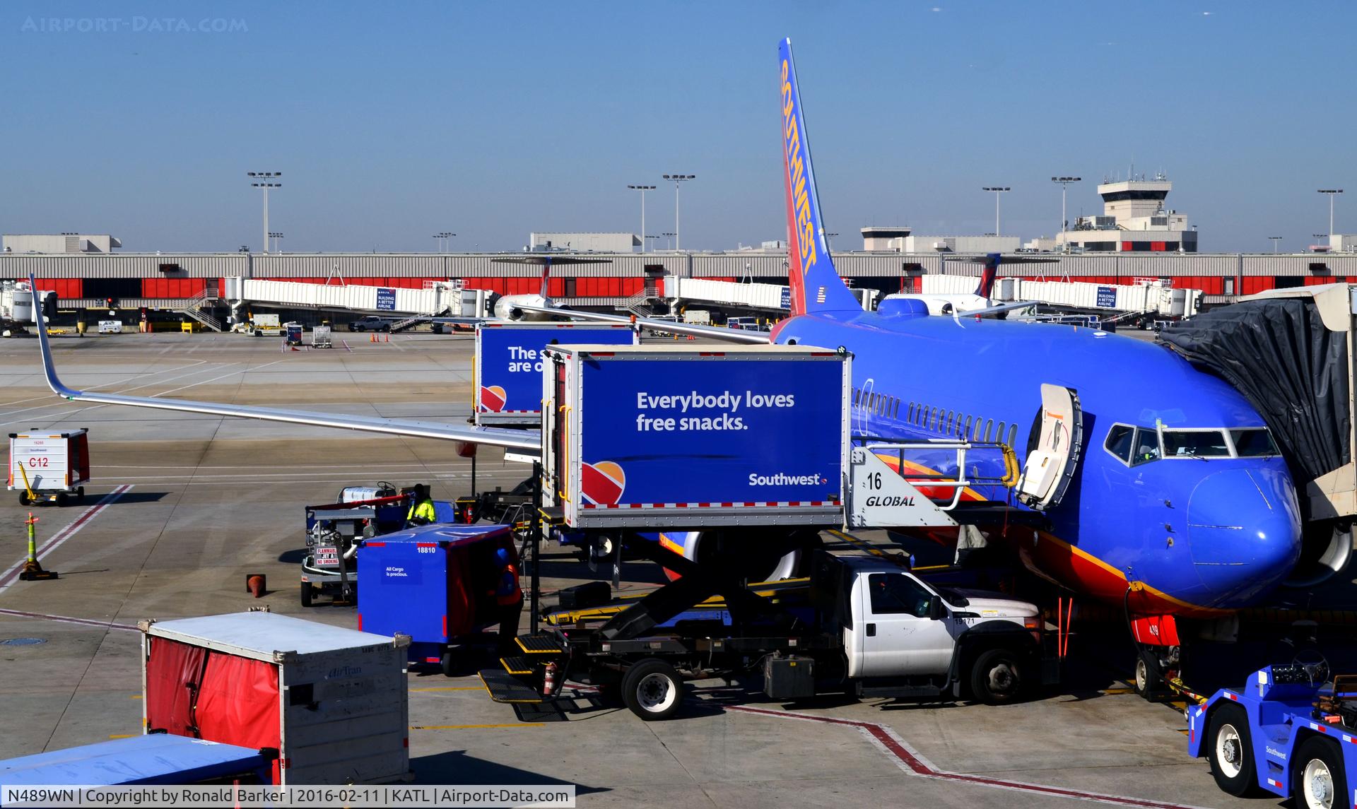 N489WN, 2004 Boeing 737-7H4 C/N 33855, At the gate Atlanta