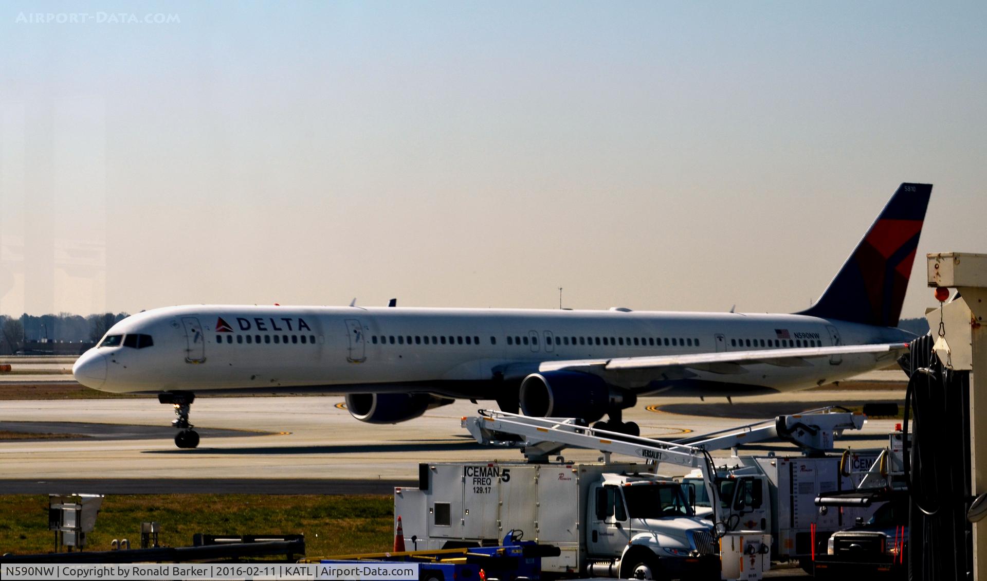 N590NW, 2003 Boeing 757-351 C/N 32990, Taxi Atlanta