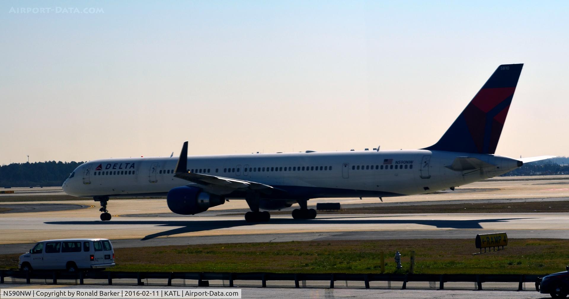 N590NW, 2003 Boeing 757-351 C/N 32990, Taxi Atlanta