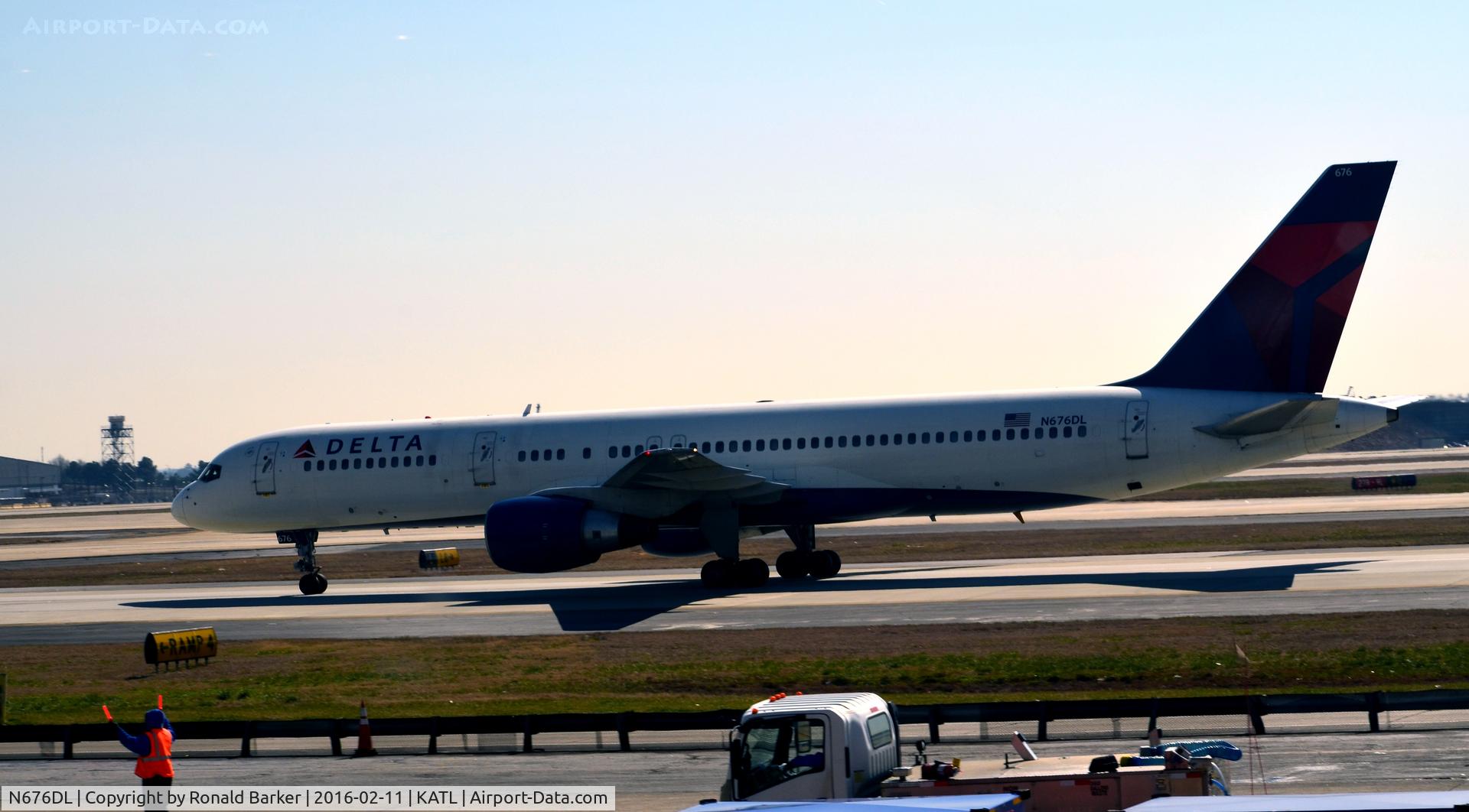 N676DL, 1992 Boeing 757-232 C/N 25981, Taxi Atlanta