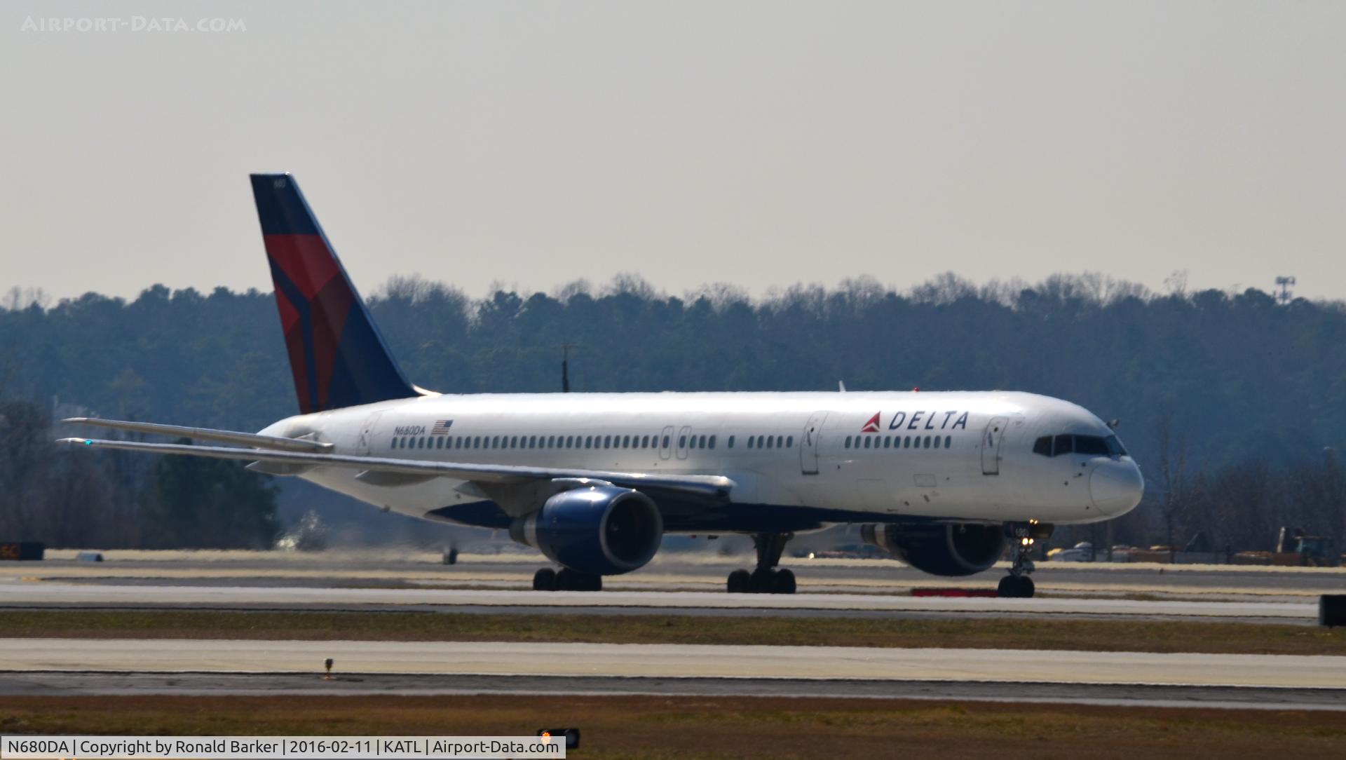 N680DA, 1992 Boeing 757-232 C/N 26956, Taxi Atlanta