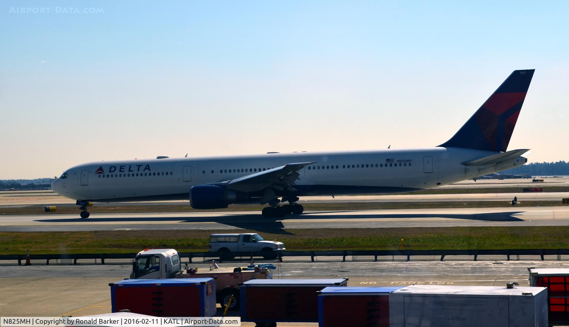 N825MH, 1999 Boeing 767-432/ER C/N 29703, Taxi for takeoff Atlanta