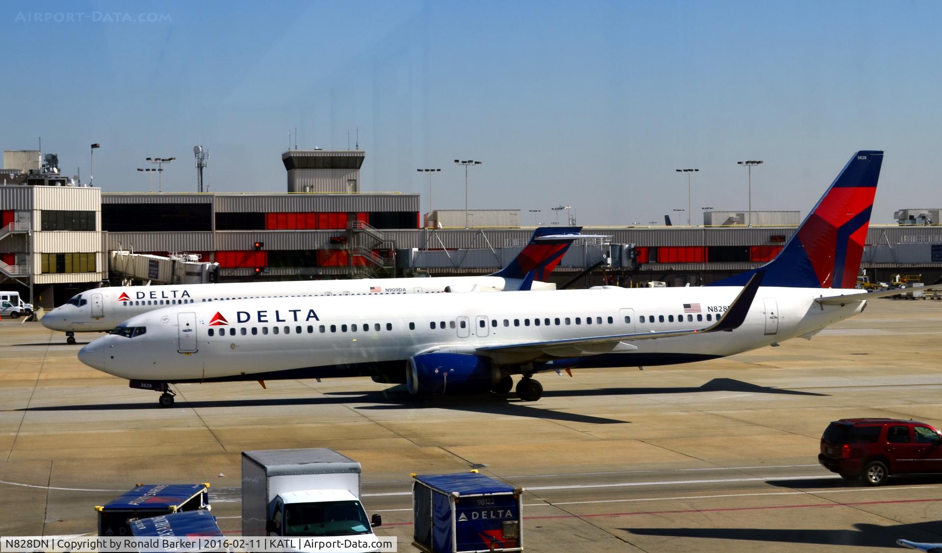 N828DN, 2014 Boeing 737-932/ER C/N 31939, Taxi Atlanta