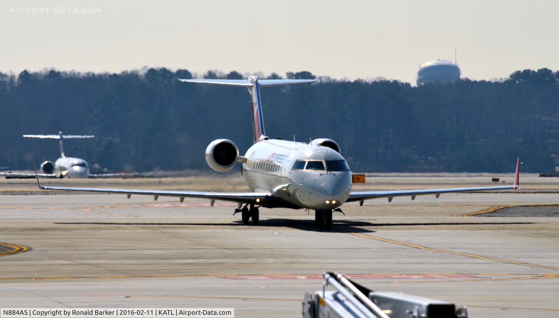 N884AS, 2001 Bombardier CRJ-200ER (CL-600-2B19) C/N 7513, Taxi Atlanta