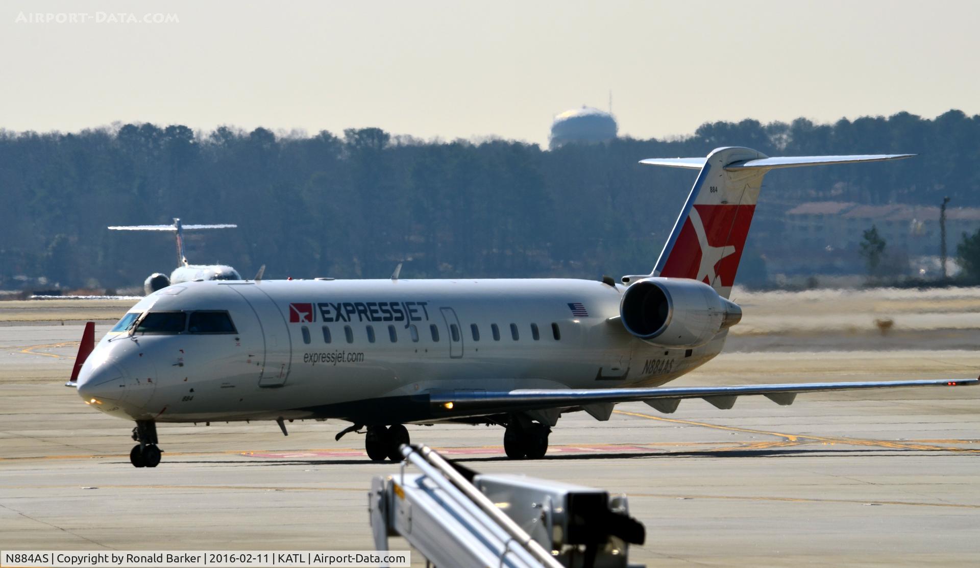N884AS, 2001 Bombardier CRJ-200ER (CL-600-2B19) C/N 7513, Taxi Atlanta