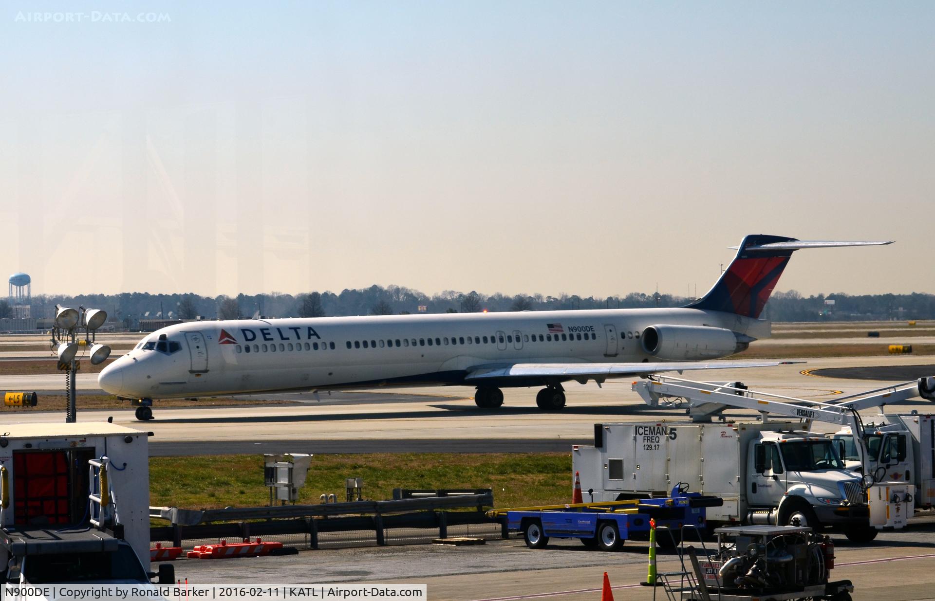 N900DE, 1992 McDonnell Douglas MD-88 C/N 53372, Taxi Atlanta