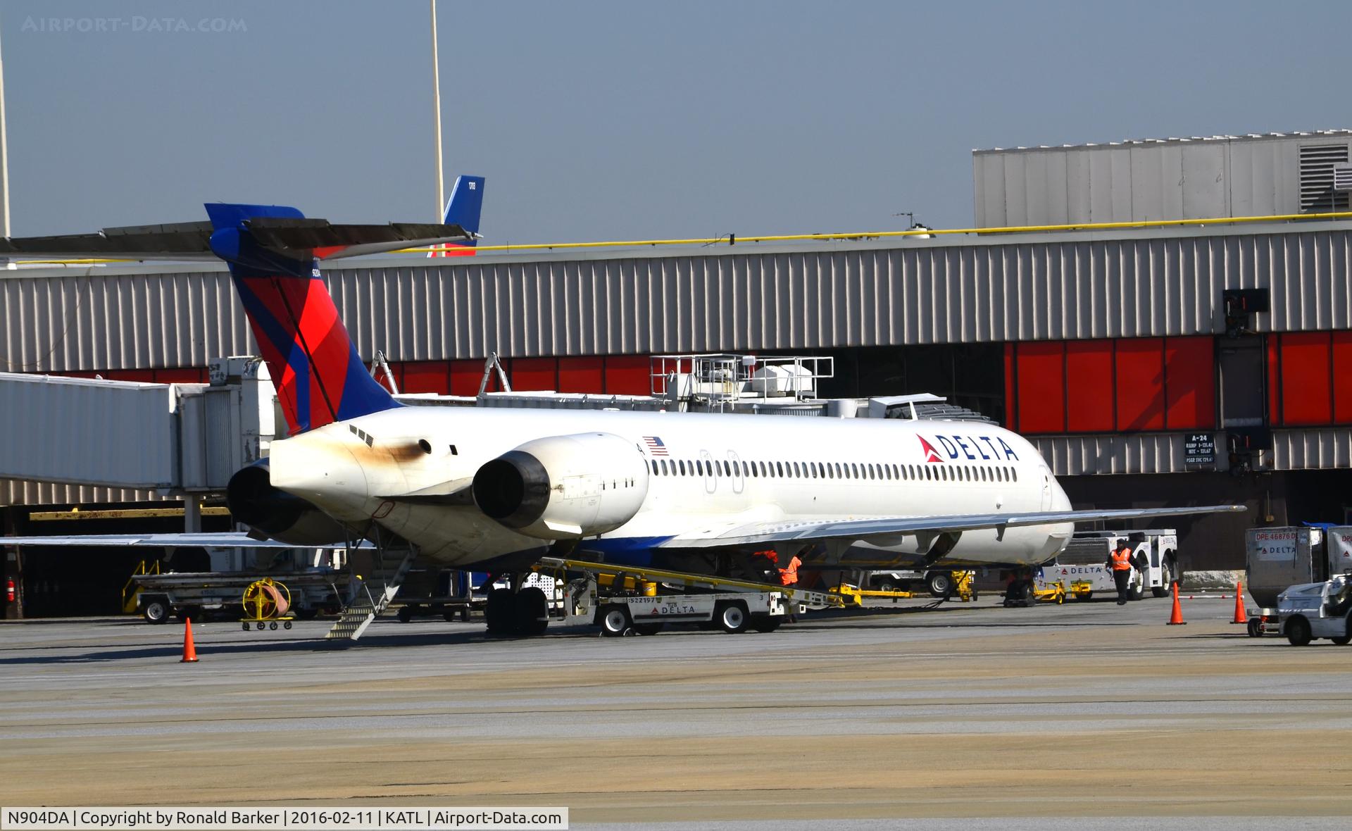 N904DA, 1995 McDonnell Douglas MD-90-30 C/N 53384, At the gate Atlanta