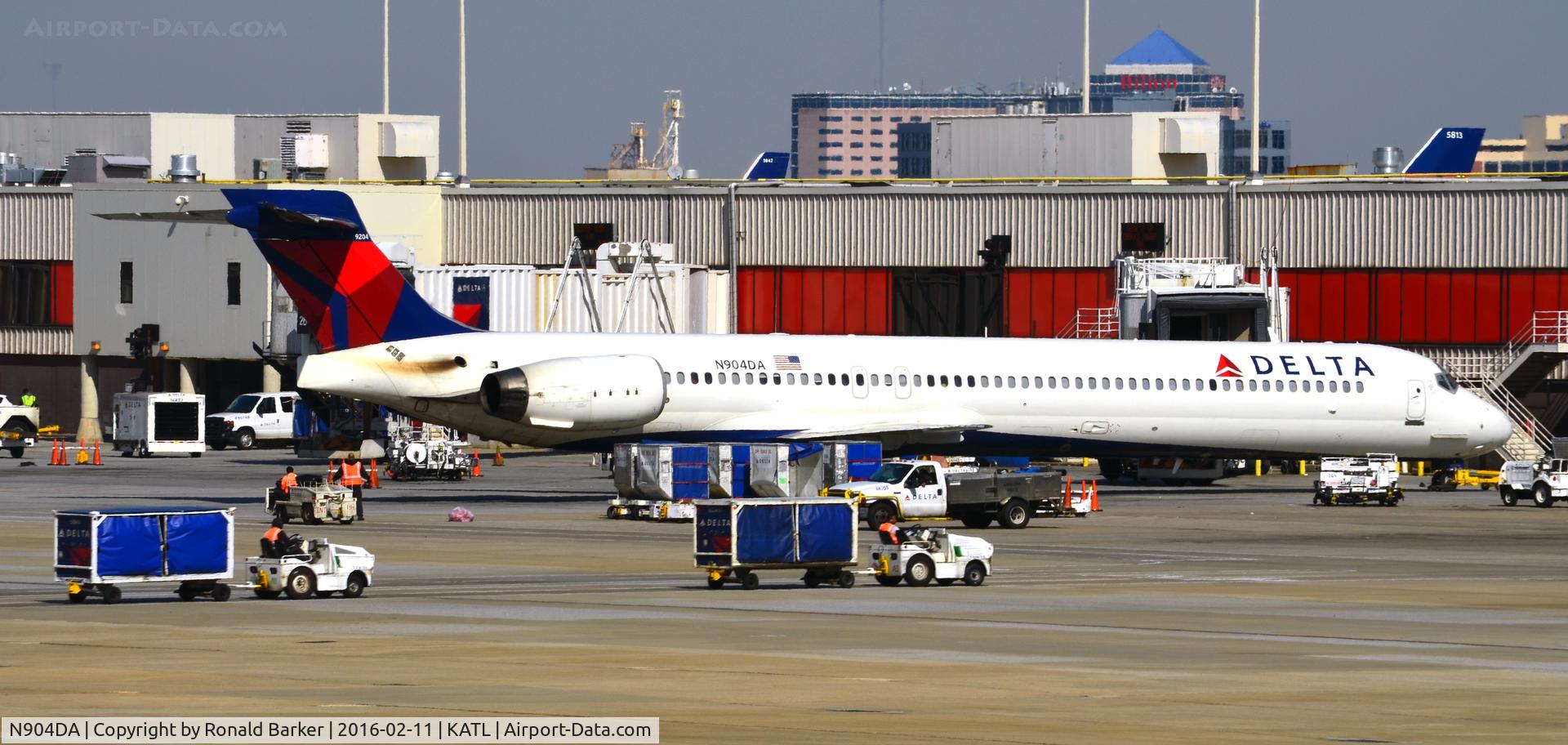 N904DA, 1995 McDonnell Douglas MD-90-30 C/N 53384, Push back Atlanta