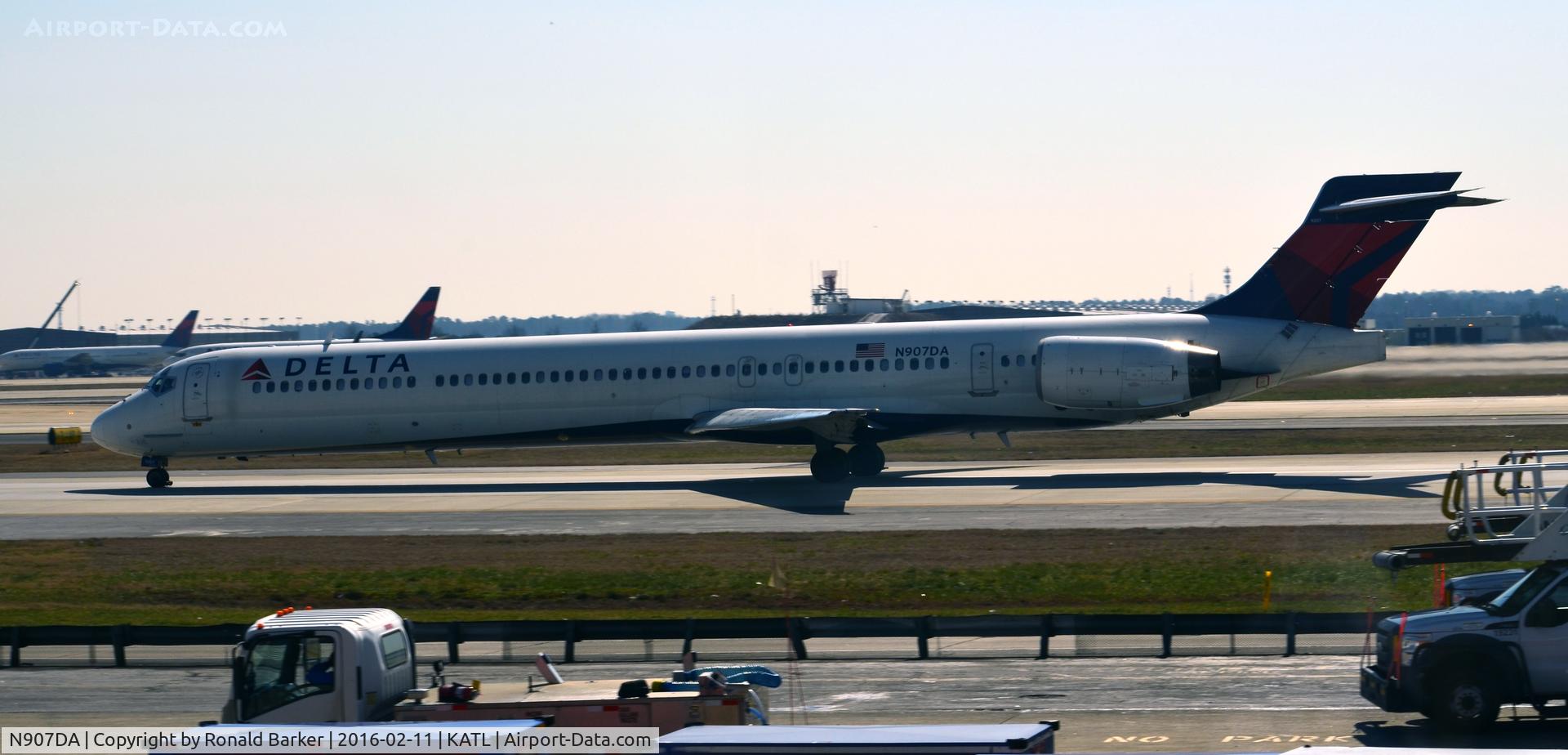 N907DA, 1995 McDonnell Douglas MD-90-30 C/N 53387, Taxi Atlanta