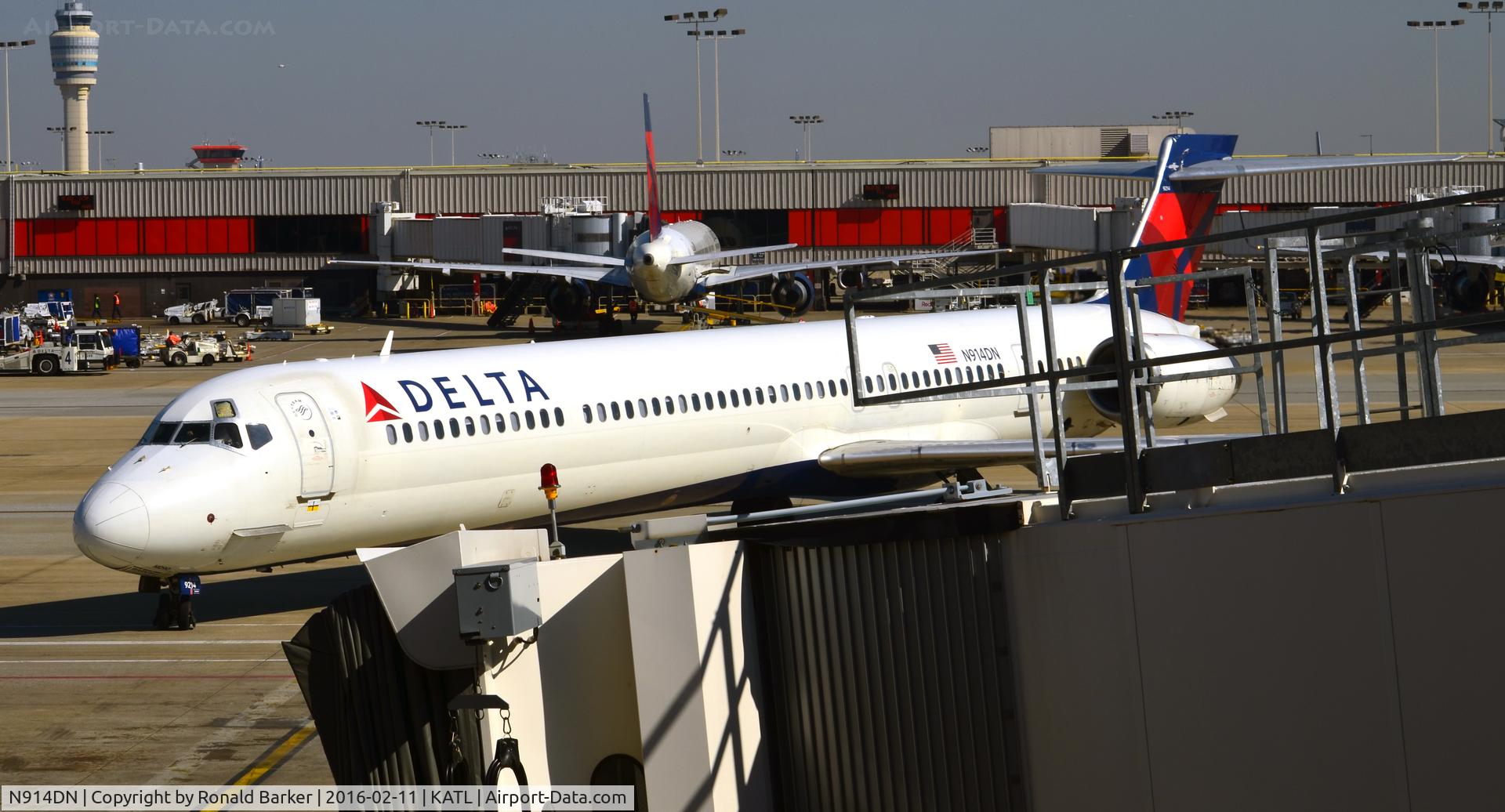 N914DN, 1996 McDonnell Douglas MD-90-30 C/N 53394, Taxi Atlanta