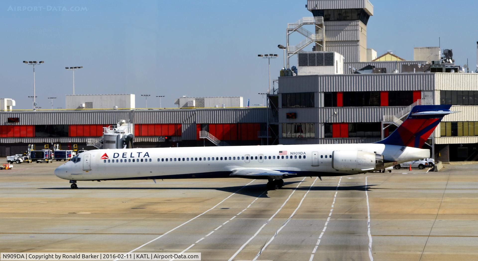 N909DA, 1995 McDonnell Douglas MD-90-30 C/N 53389, Taxi Atlanta