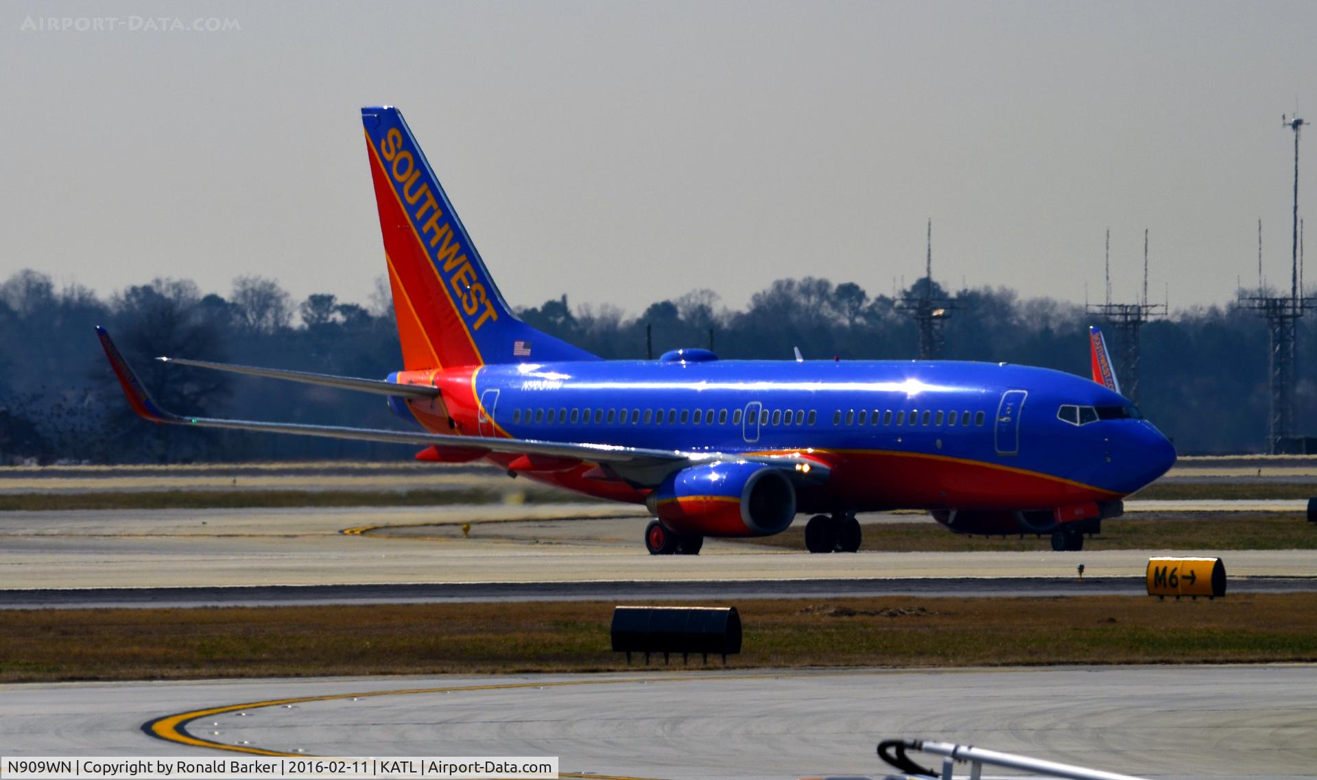 N909WN, 2008 Boeing 737-7H4 C/N 32458, Taxi Atlanta