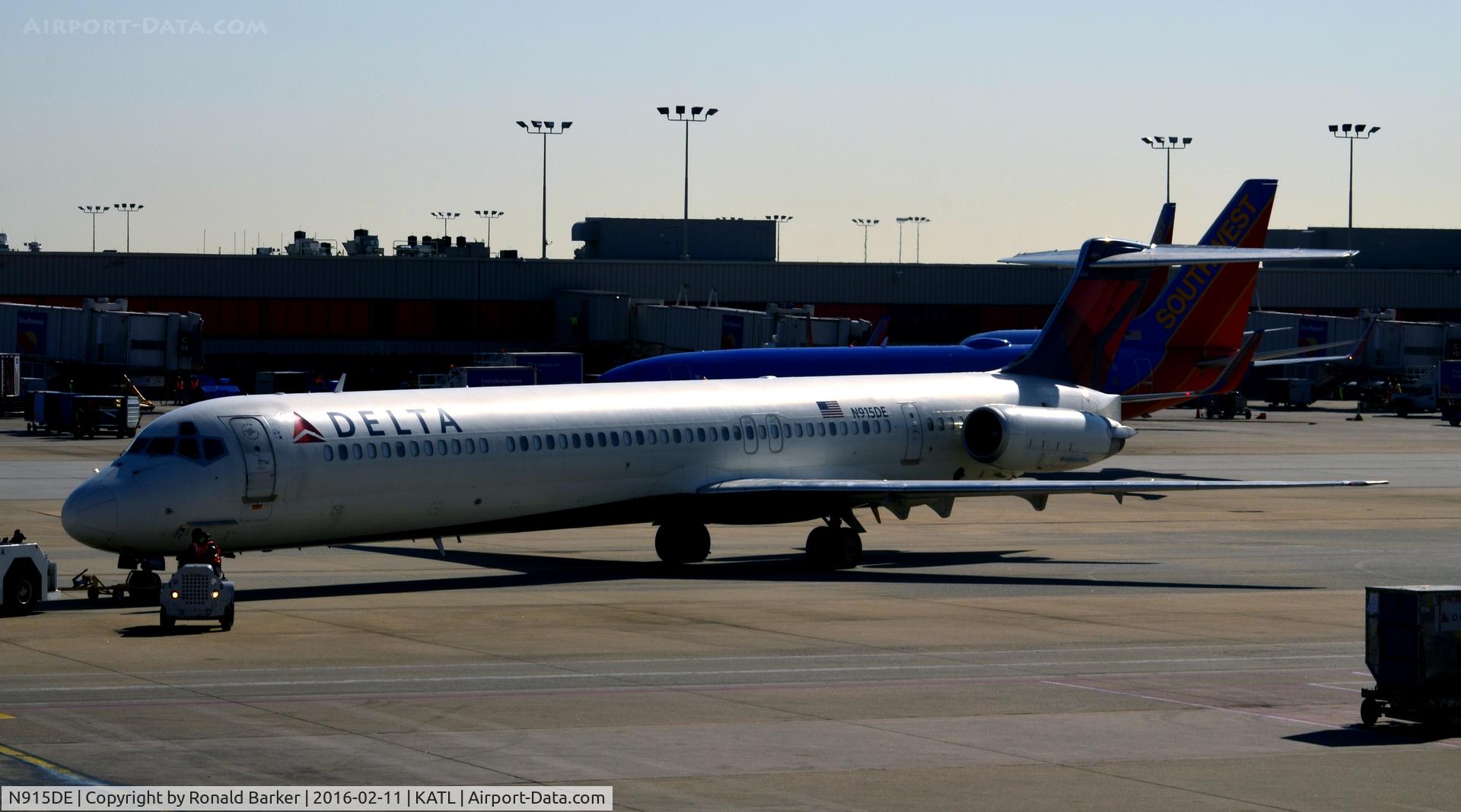 N915DE, 1993 McDonnell Douglas MD-88 C/N 53420, Pushback Atlanta