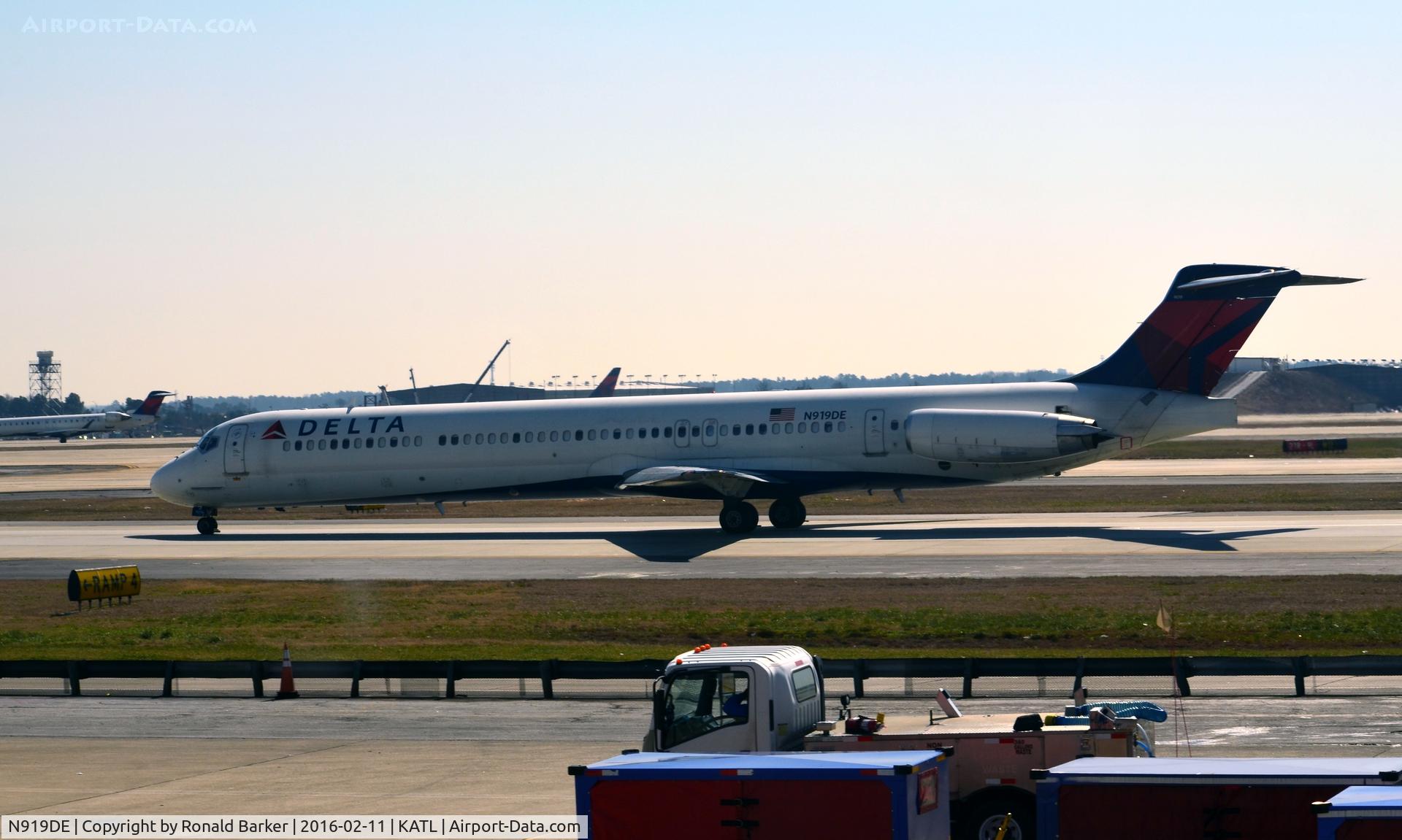 N919DE, 1993 McDonnell Douglas MD-88 C/N 53422, Taxi Atlanta
