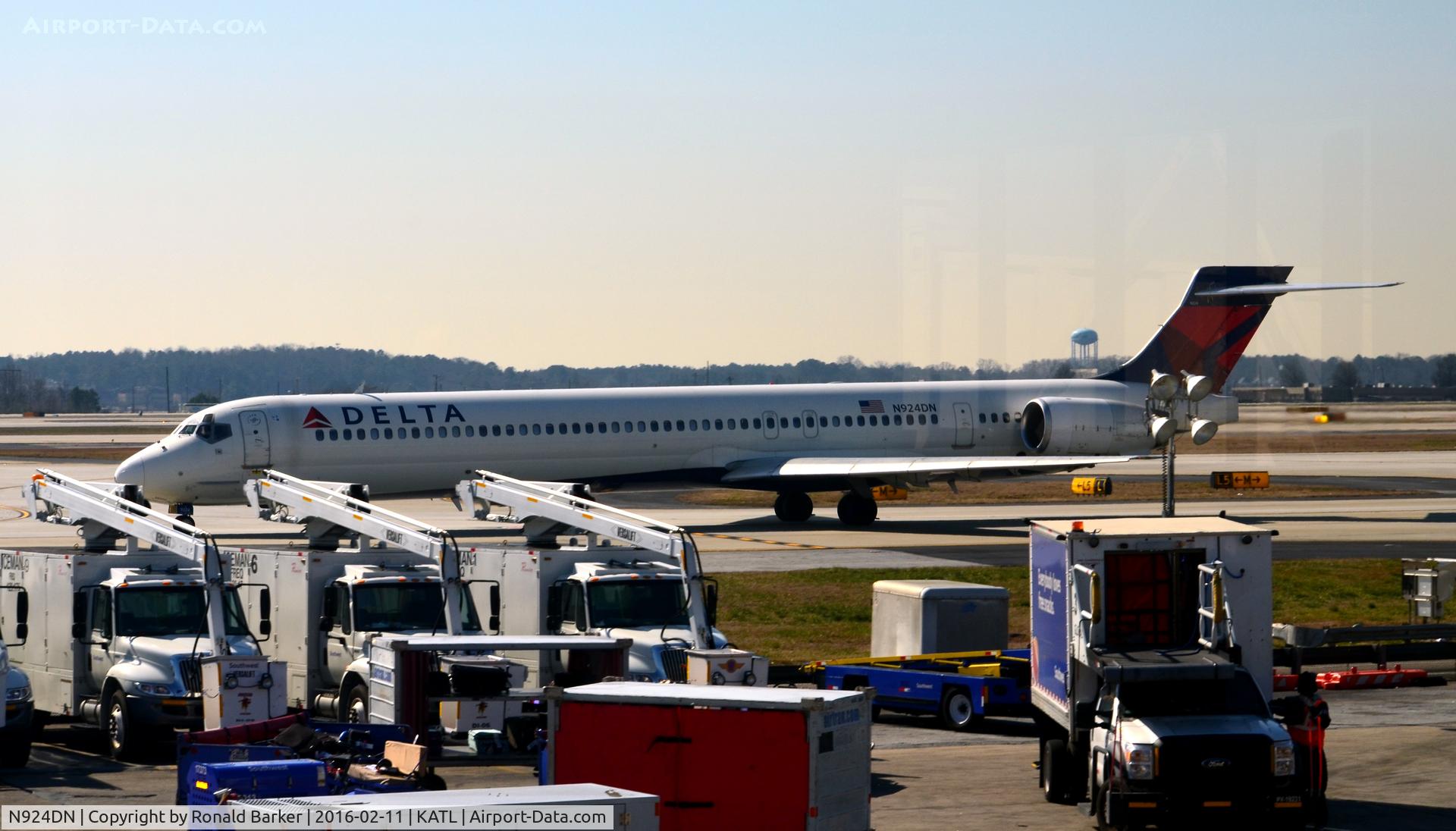 N924DN, 1998 McDonnell Douglas MD-90-30 C/N 53586, Taxi Atlanta