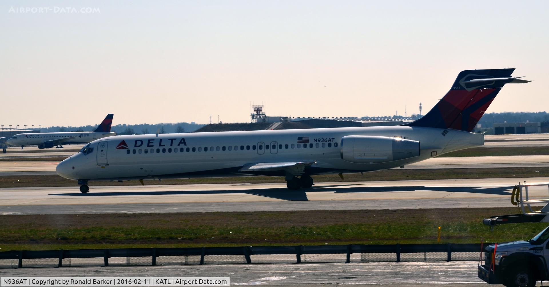 N936AT, 1999 Boeing 717-200 C/N 55058, Taxi Atlanta