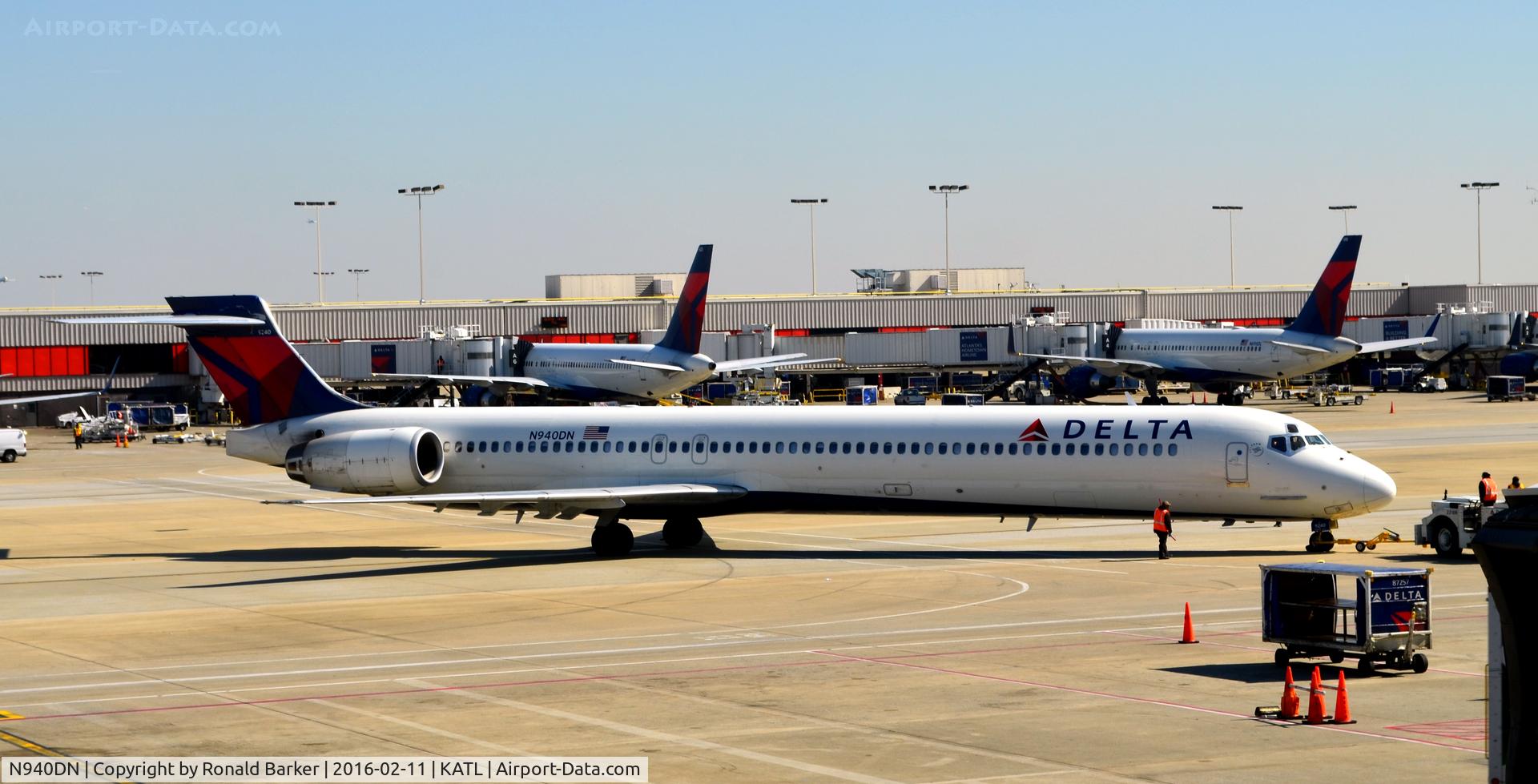 N940DN, 1997 McDonnell Douglas MD-90-30 C/N 53359, Pushback Atlanta