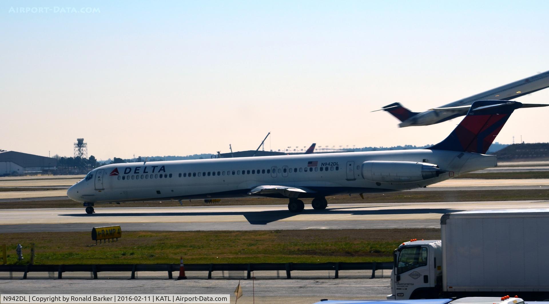 N942DL, 1989 McDonnell Douglas MD-88 C/N 49815, Taxi Atlanta