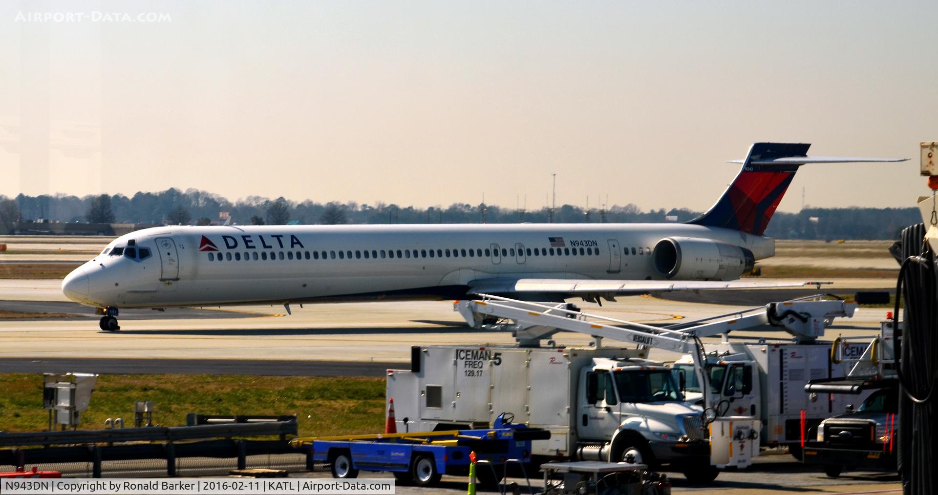 N943DN, 1997 McDonnell Douglas MD-90-30 C/N 53557, Taxi Atlanta