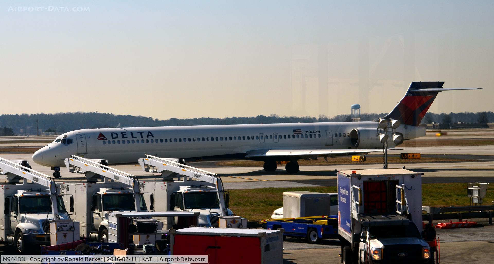 N944DN, 1997 McDonnell Douglas MD-90-30 C/N 53558, Taxi Atlanta