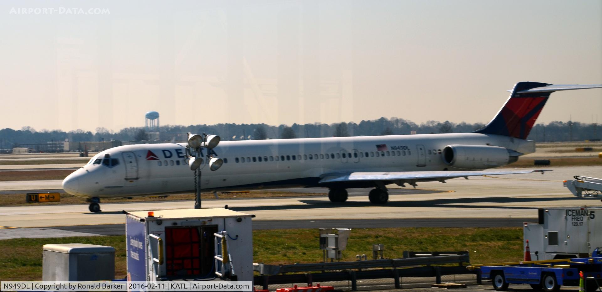N949DL, 1990 McDonnell Douglas MD-88 C/N 49880, Taxi Atlanta
