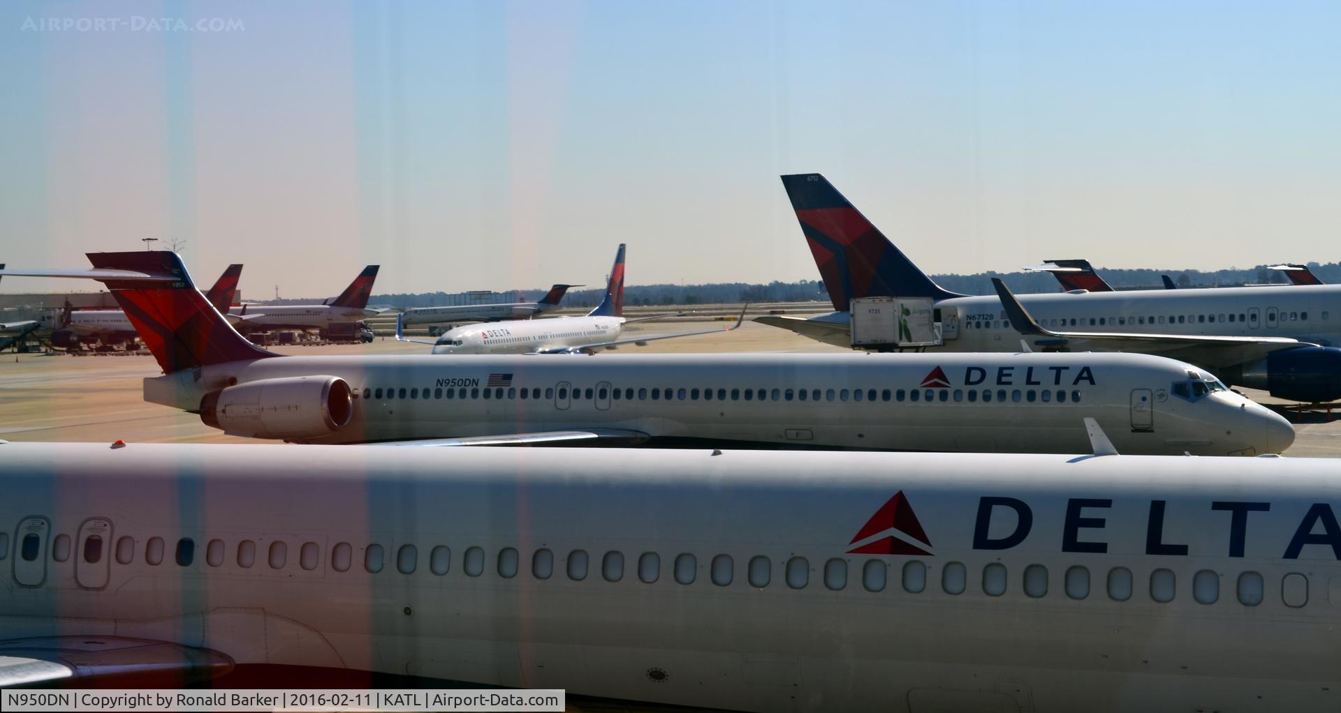 N950DN, 1997 McDonnell Douglas MD-90-30 C/N 53360, At the gate Atlanta