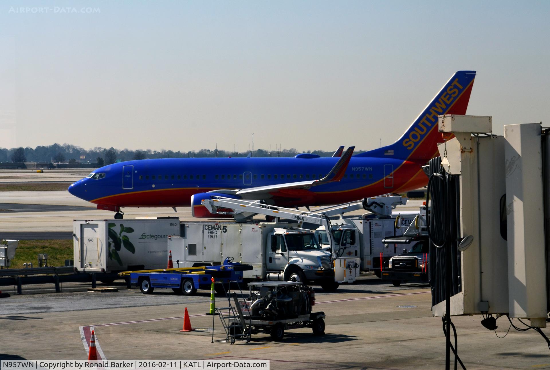 N957WN, 2011 Boeing 737-7H4 C/N 41528, Taxi Atlanta