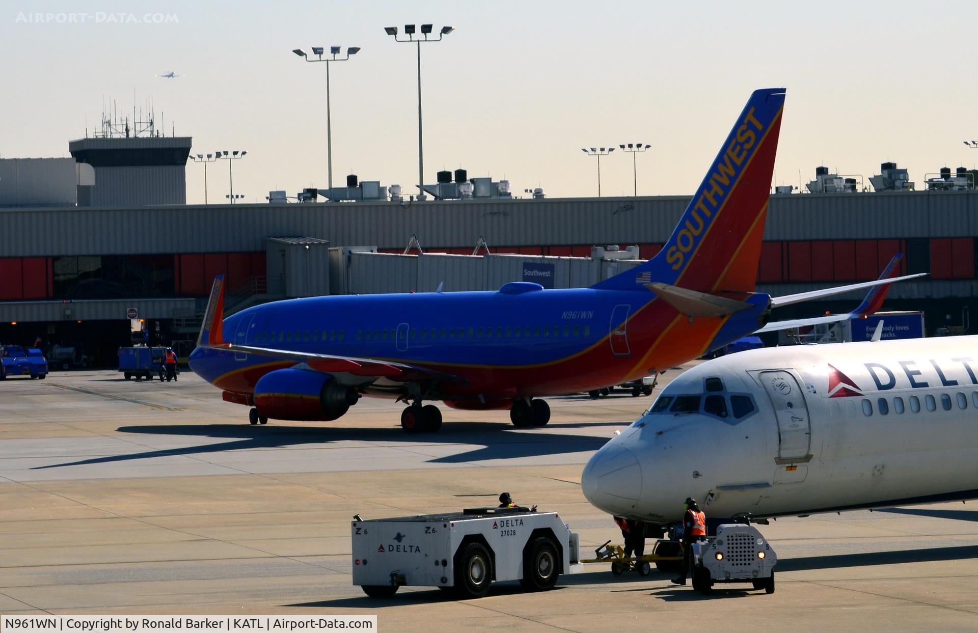 N961WN, 2011 Boeing 737-7H4 C/N 36962, Taxi to gate Atlanta