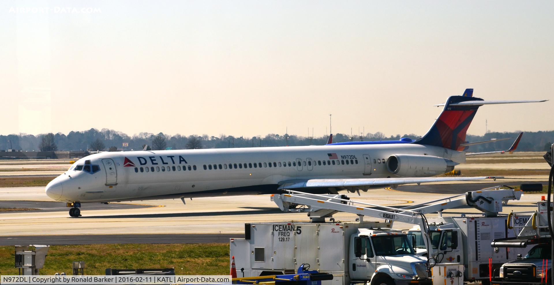N972DL, 1991 McDonnell Douglas MD-88 C/N 53215, Taxi Atlanta
