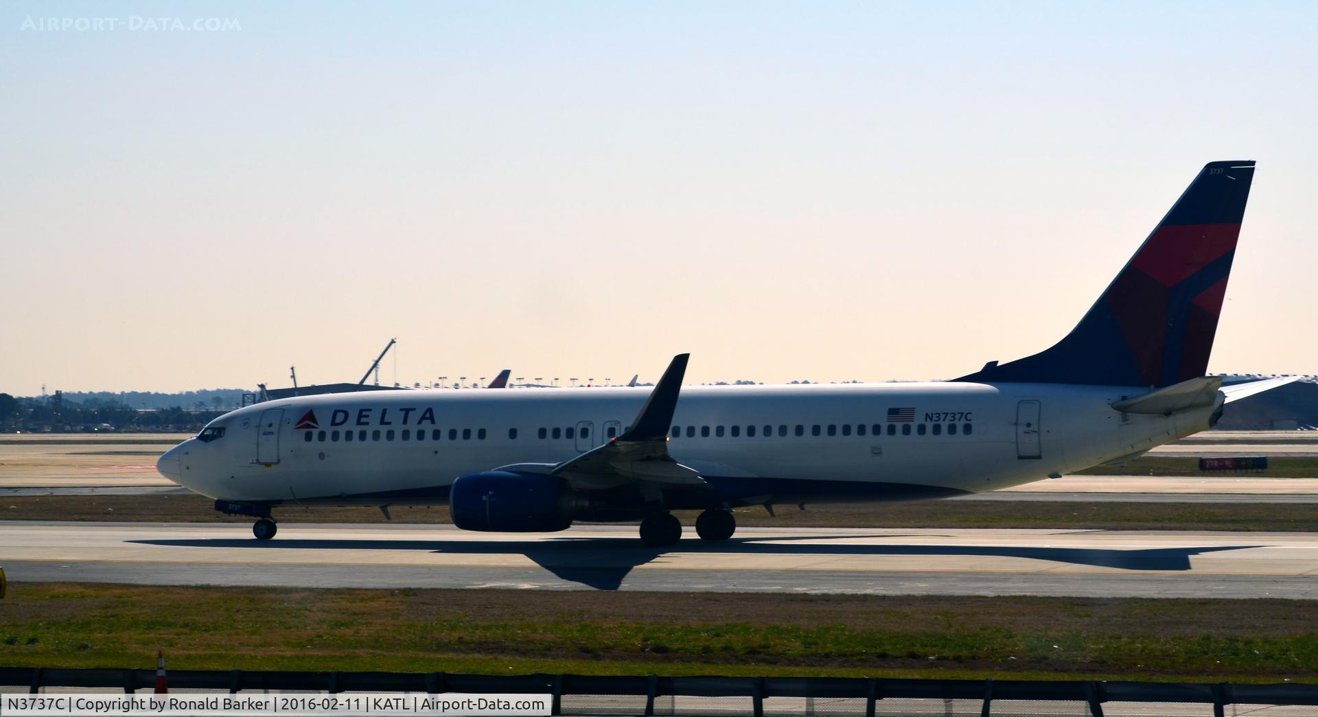 N3737C, 2000 Boeing 737-832 C/N 30799, Taxi Atlanta