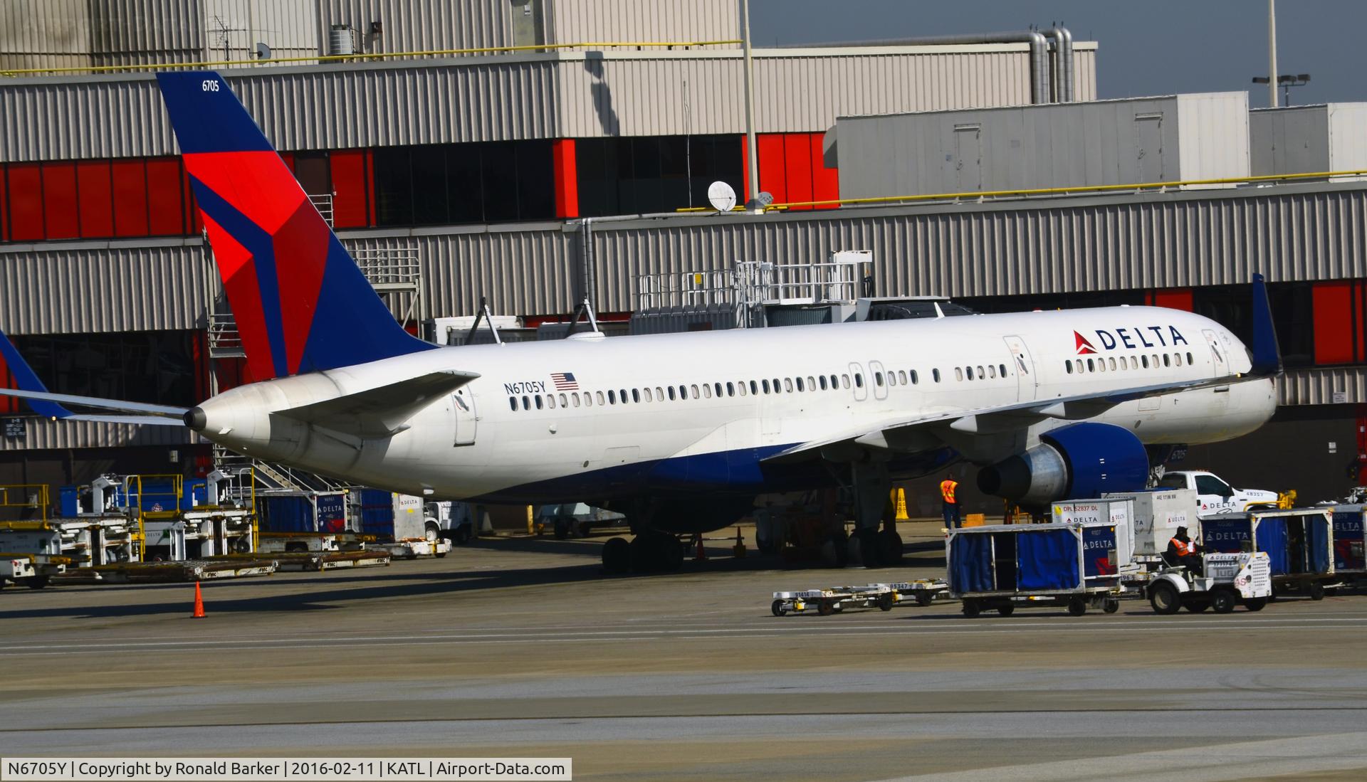 N6705Y, 2000 Boeing 757-232 C/N 30397, At the gate Atlanta