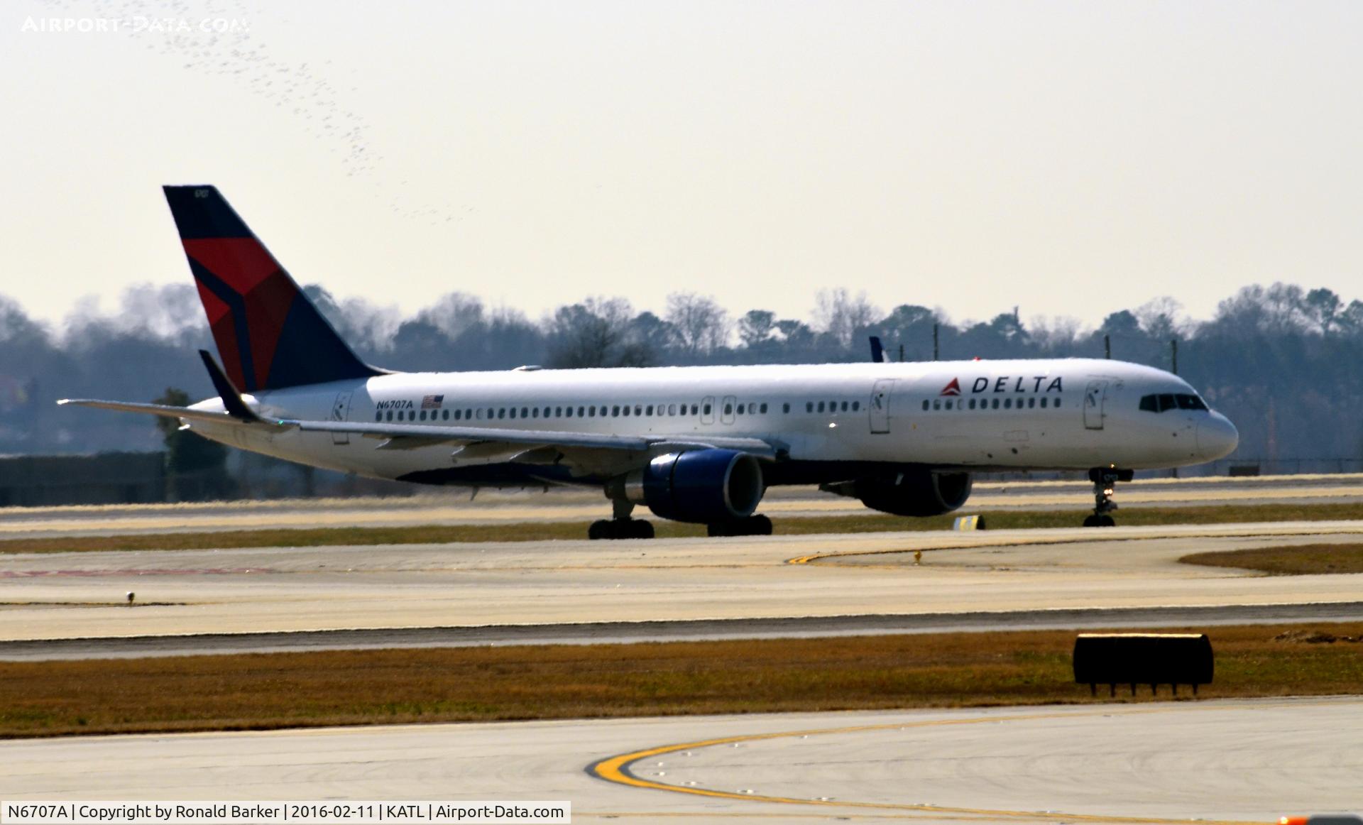 N6707A, 2000 Boeing 757-232 C/N 30395, Taxi Atlanta