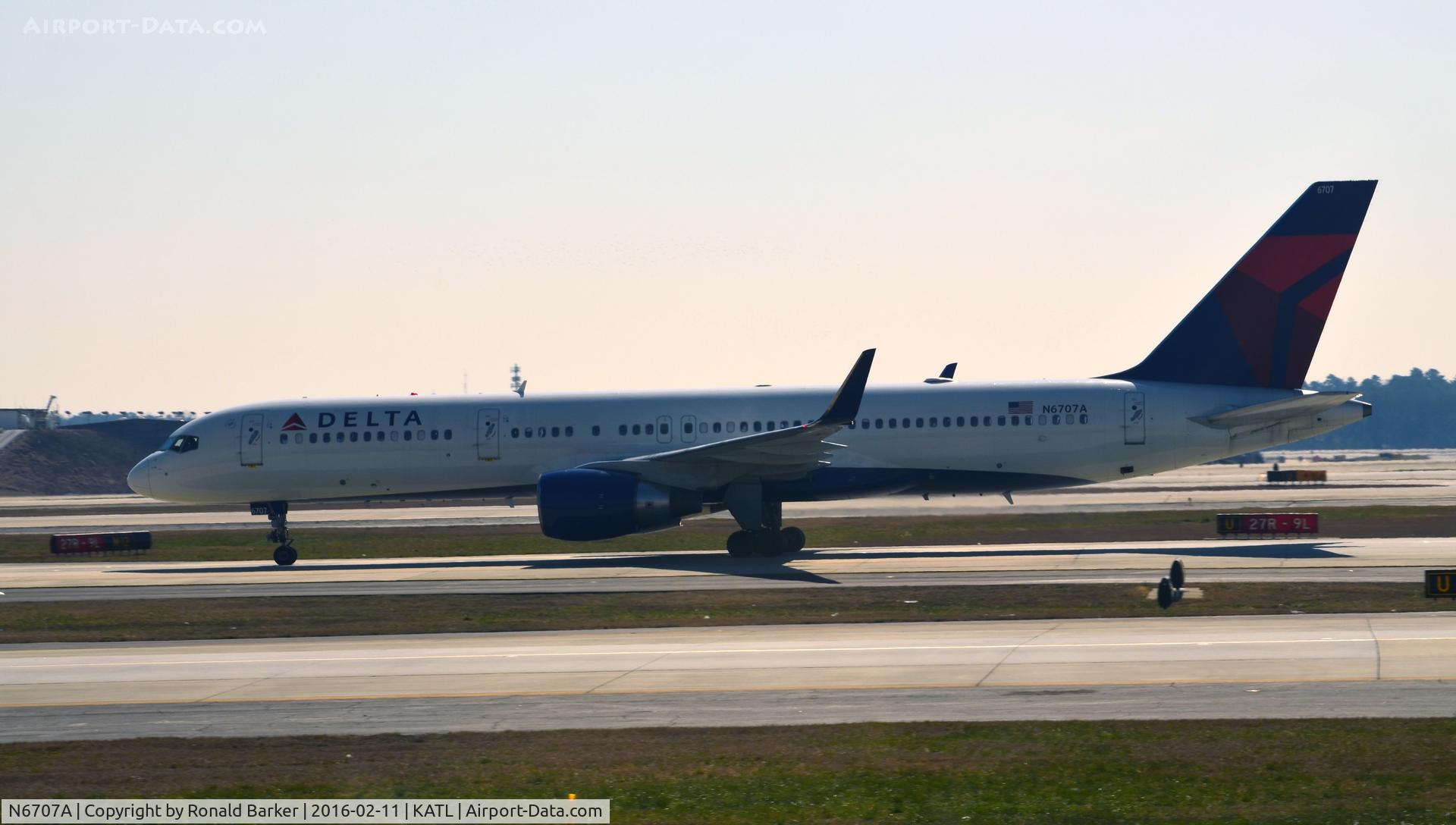 N6707A, 2000 Boeing 757-232 C/N 30395, Taxi Atlanta