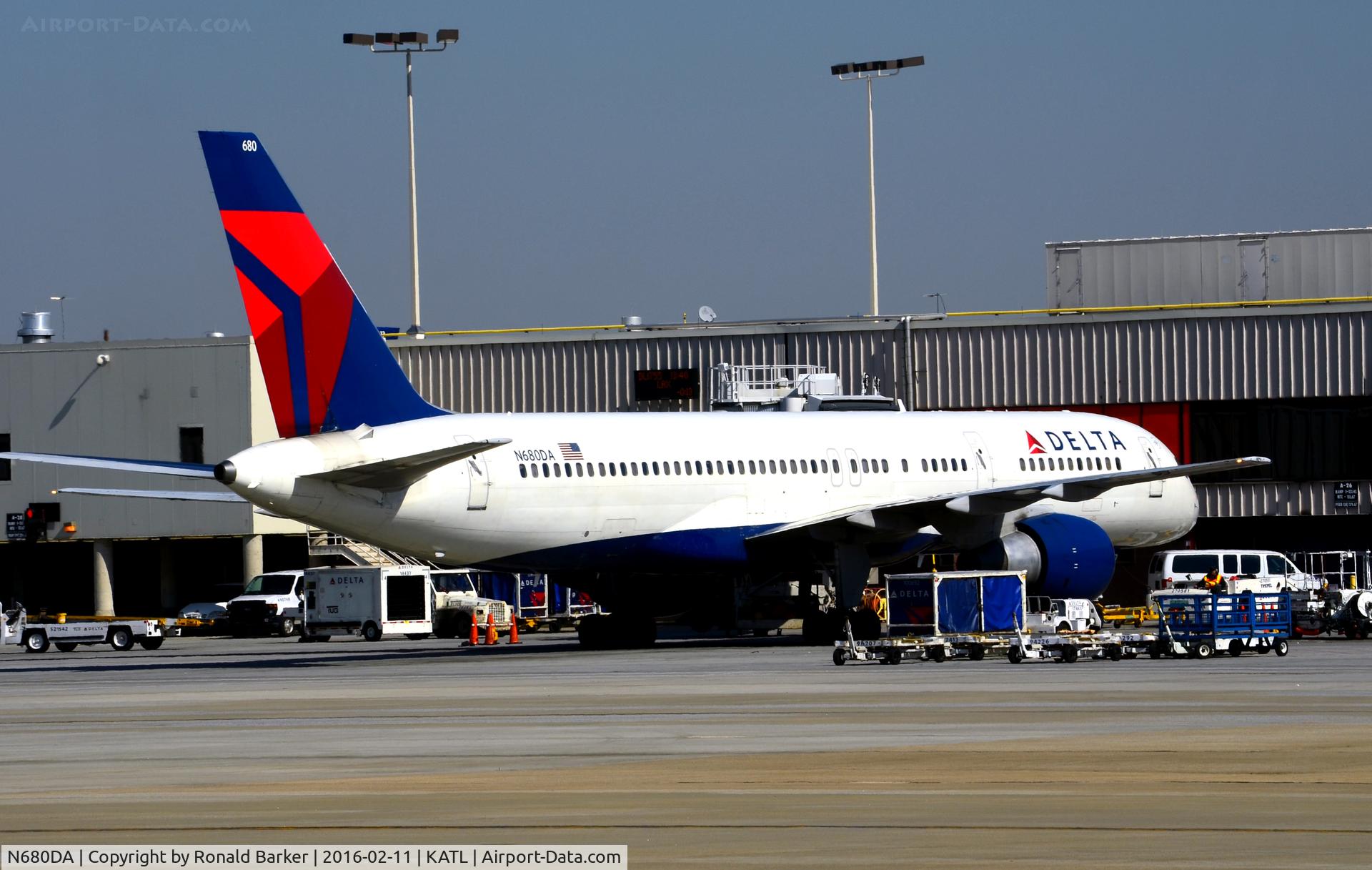 N680DA, 1992 Boeing 757-232 C/N 26956, At the gate Atlanta