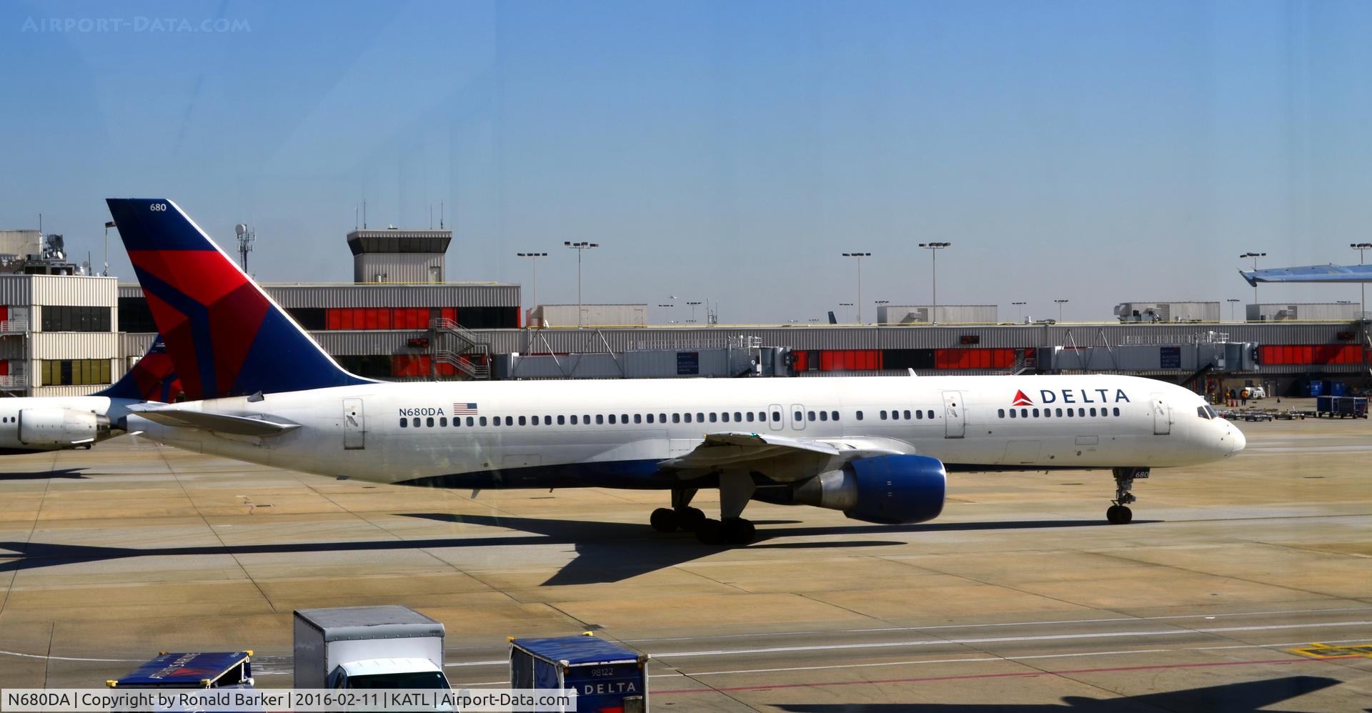 N680DA, 1992 Boeing 757-232 C/N 26956, Taxi Atlanta