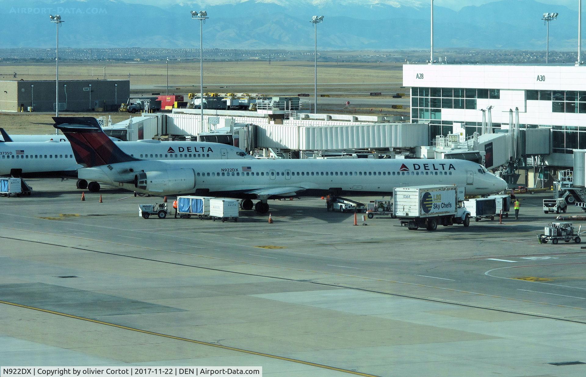N922DX, 1997 McDonnell Douglas MD-90-30 C/N 53584, nov 2017