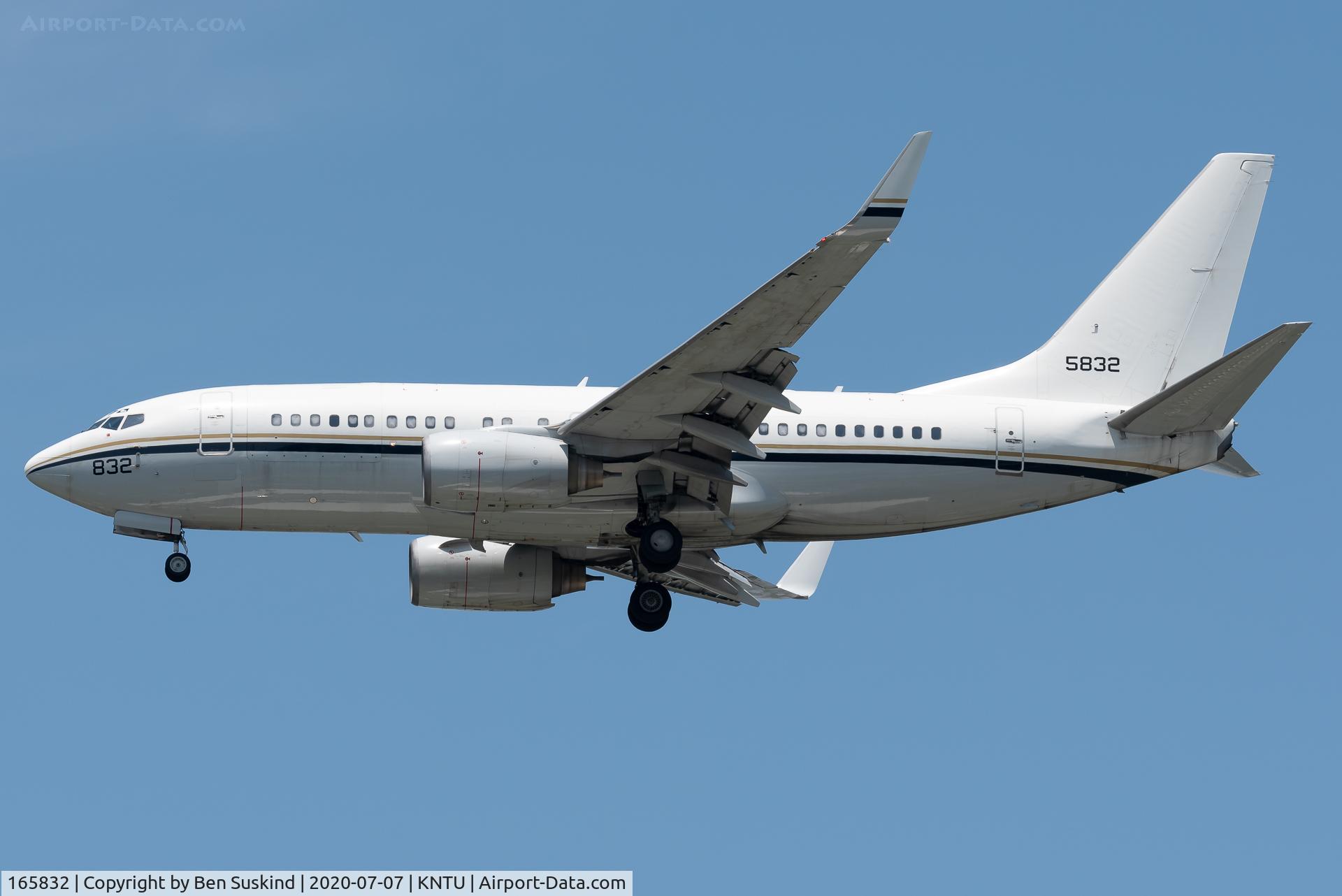 165832, 2001 Boeing C-40A Clipper C/N 30781/742, CNV landing at Oceana NAS.