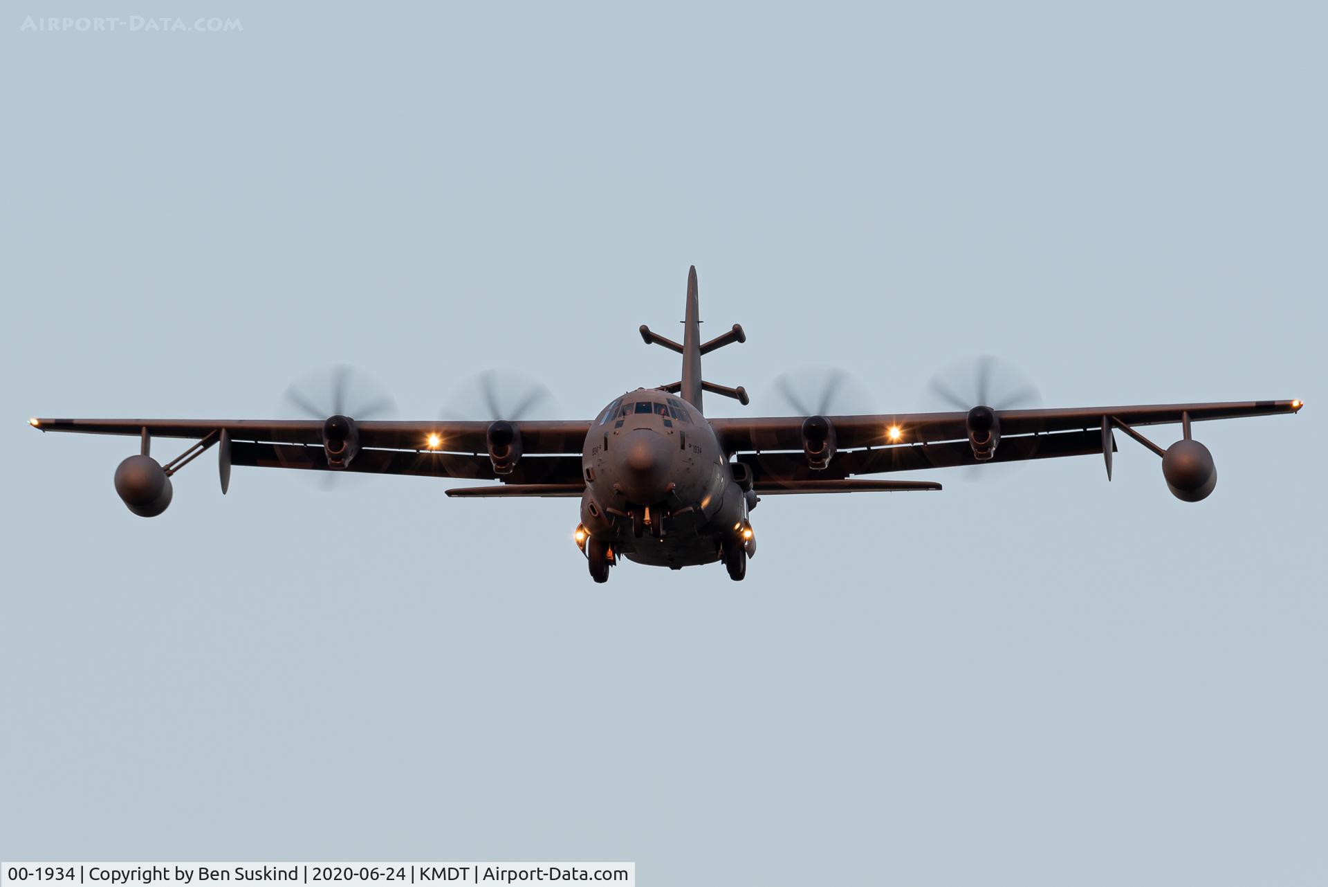 00-1934, 2000 Lockheed Martin EC-130J Commando Solo III C/N 382-5522, BATON landing at MDT.