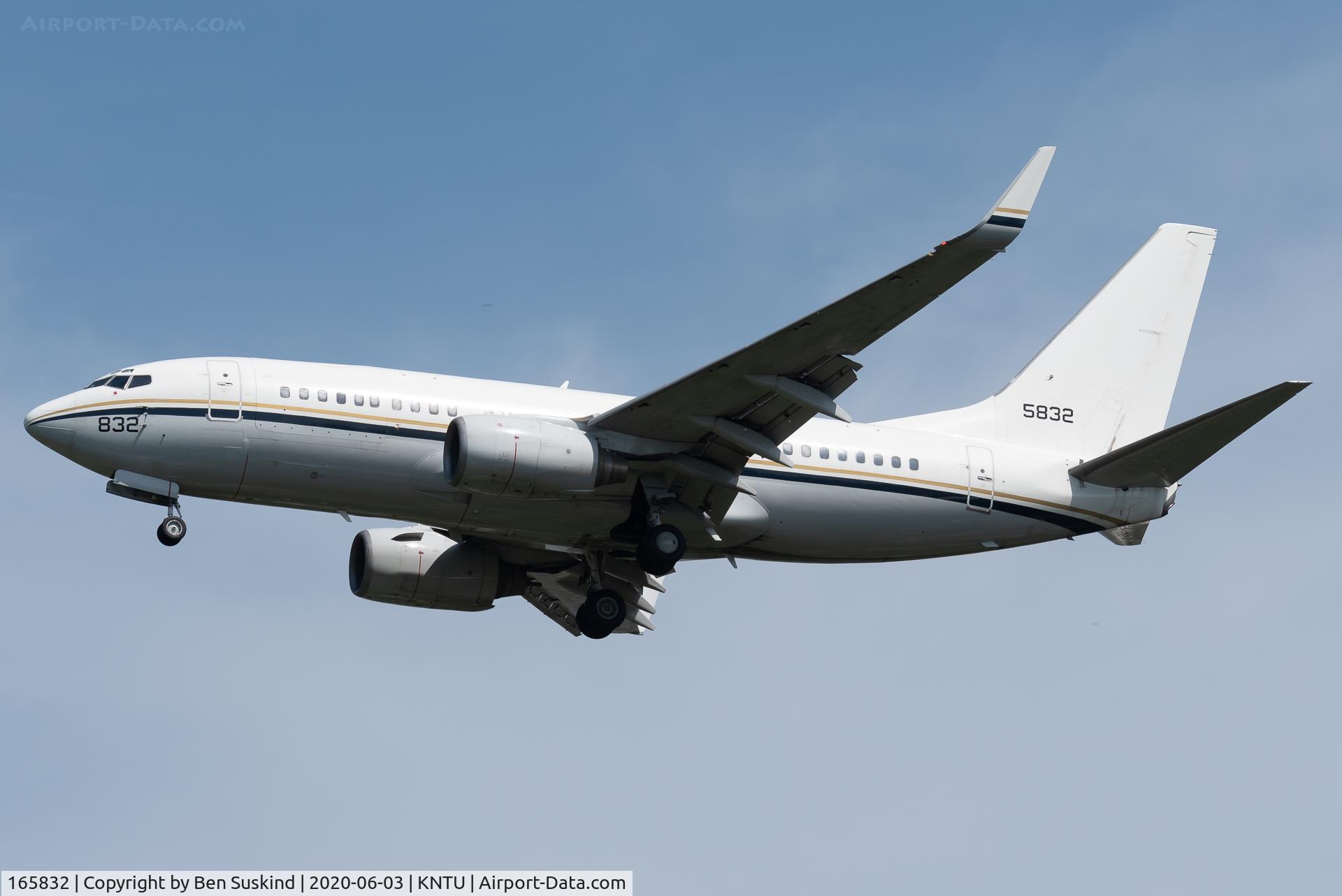 165832, 2001 Boeing C-40A Clipper C/N 30781/742, CNV landing at Oceana NAS.
