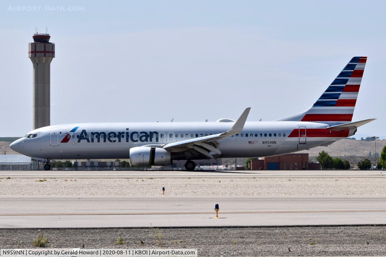 N959NN, 2014 Boeing 737-823 C/N 33329, Landing roll out on 10L.
