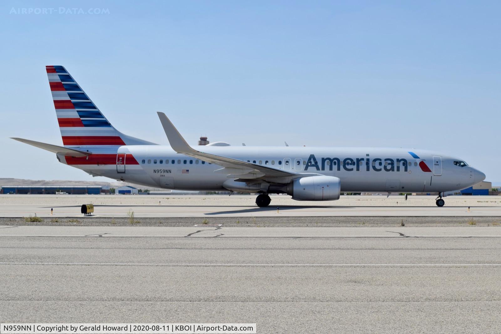 N959NN, 2014 Boeing 737-823 C/N 33329, Taxiing to the gate.