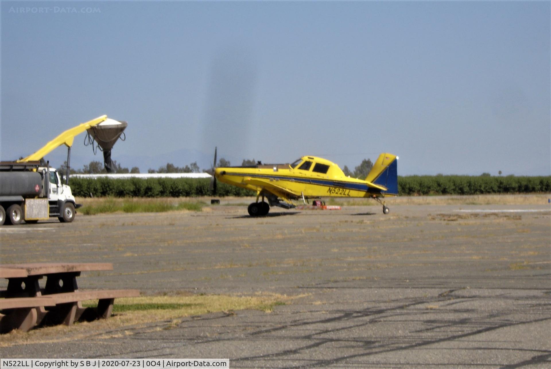 N522LL, 2013 Air Tractor AT-802 C/N 802-0532, 2LL about to pick up its last load of dust at the Corning airport.