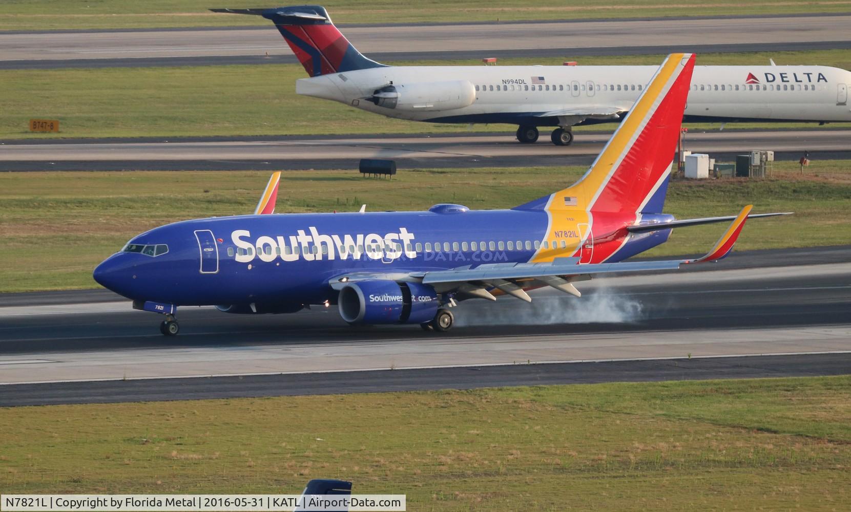 N7821L, 2002 Boeing 737-7CT C/N 32748, WN 737-700